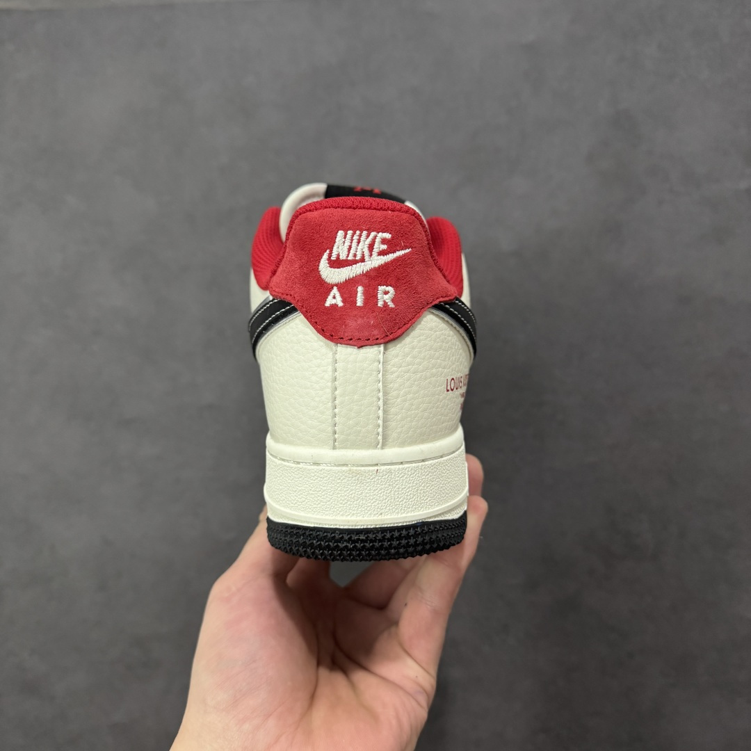 图片[4]-【定制版】Nike Air Force 1 Low 07 马年限定 当街头传奇遇上高奢经典，这双鞋以米白为主调，辅以深邃黑与炽热红，将两大品牌的标志性元素完美融合。每一处细节都诉说着不凡的出身，让你在迈步间，轻松诠释潮流与奢华的双重魅力。 货号： CS5288-722 尺码：36 36.5 37.5 38 38.5 39 40 40.5 41 42 42.5 43 44 44.5 45-选品中心