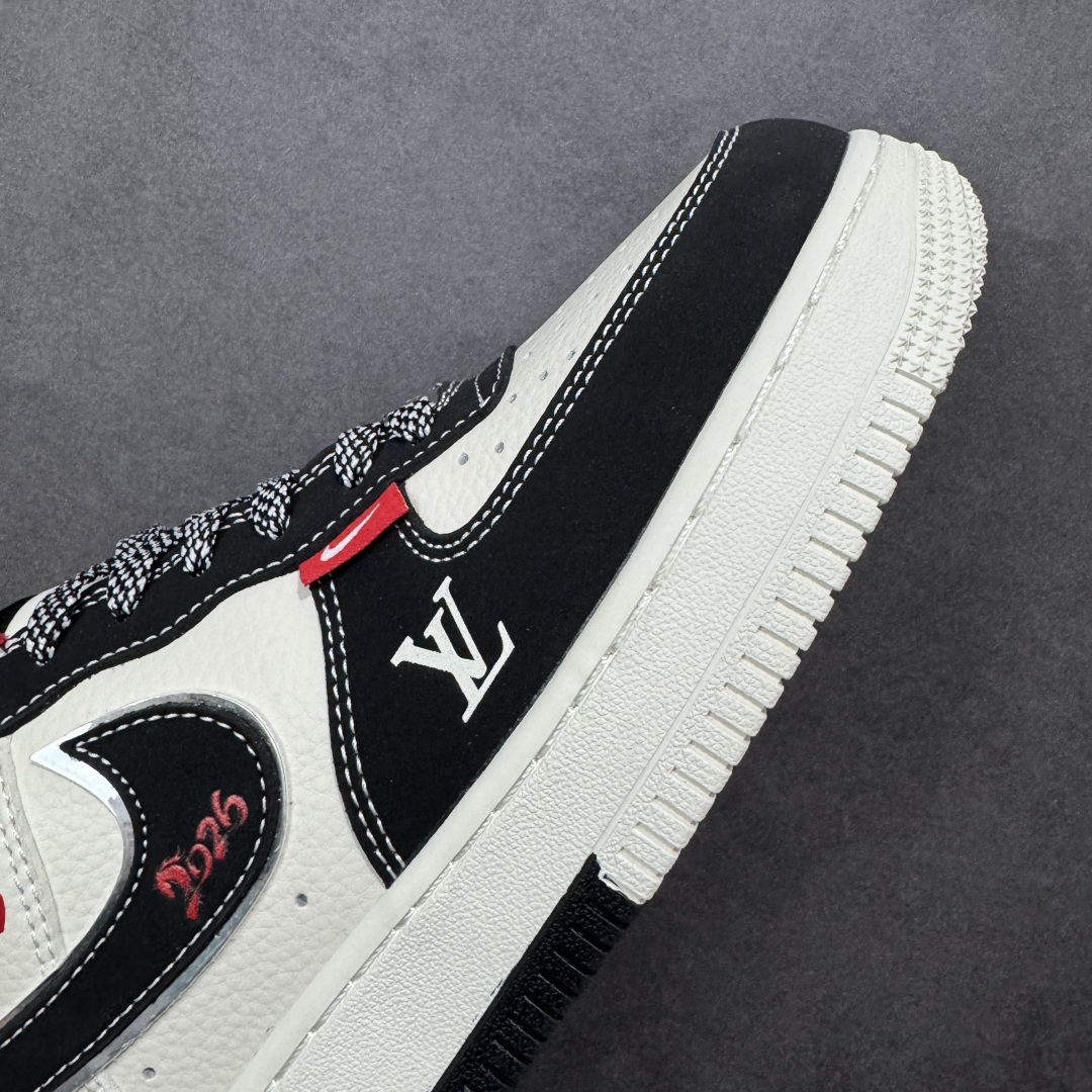 图片[5]-【定制版】Nike Air Force 1 Low 07 马年限定 当街头传奇遇上高奢经典，这双鞋以米白为主调，辅以深邃黑与炽热红，将两大品牌的标志性元素完美融合。每一处细节都诉说着不凡的出身，让你在迈步间，轻松诠释潮流与奢华的双重魅力。 货号： CS5288-722 尺码：36 36.5 37.5 38 38.5 39 40 40.5 41 42 42.5 43 44 44.5 45-选品中心