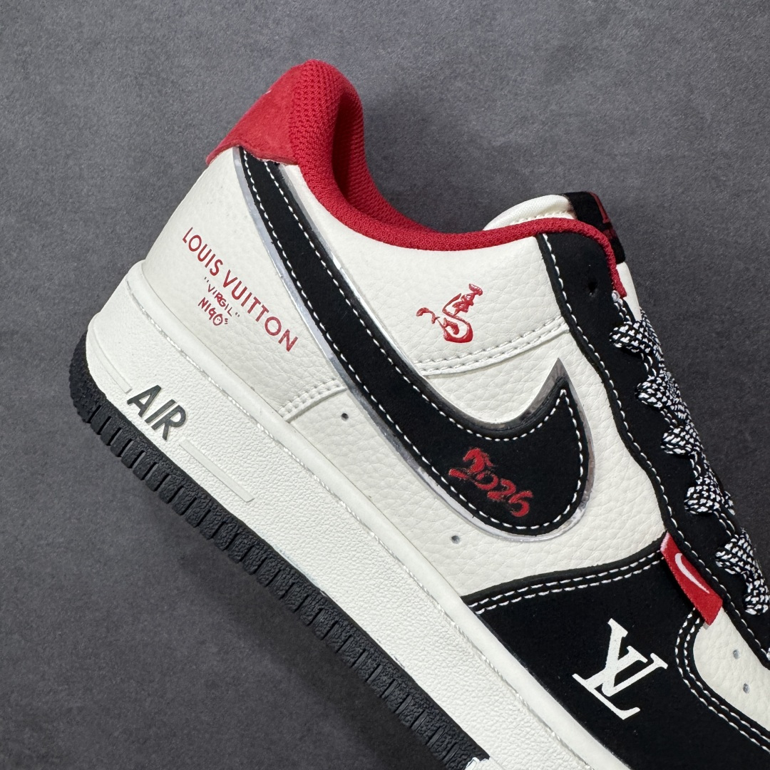 图片[6]-【定制版】Nike Air Force 1 Low 07 马年限定 当街头传奇遇上高奢经典，这双鞋以米白为主调，辅以深邃黑与炽热红，将两大品牌的标志性元素完美融合。每一处细节都诉说着不凡的出身，让你在迈步间，轻松诠释潮流与奢华的双重魅力。 货号： CS5288-722 尺码：36 36.5 37.5 38 38.5 39 40 40.5 41 42 42.5 43 44 44.5 45-选品中心