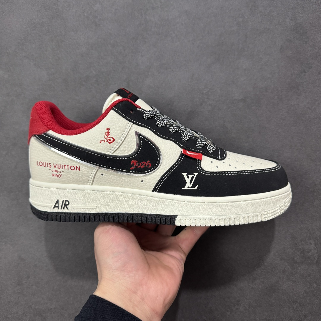 【定制版】Nike Air Force 1 Low 07 马年限定 当街头传奇遇上高奢经典,这双鞋以米白为主调,辅以深邃黑与炽热红,将两大品牌的标志性元素完美融合。每一处细节都诉说着不凡的出身,让你在迈步间,轻松诠释潮流与奢华的双重魅力。 货号: CS5288-722 尺码:36 36.5 37.5 38 38.5 39 40 40.5 41 42 42.5 43 44 44.5 45-选品中心