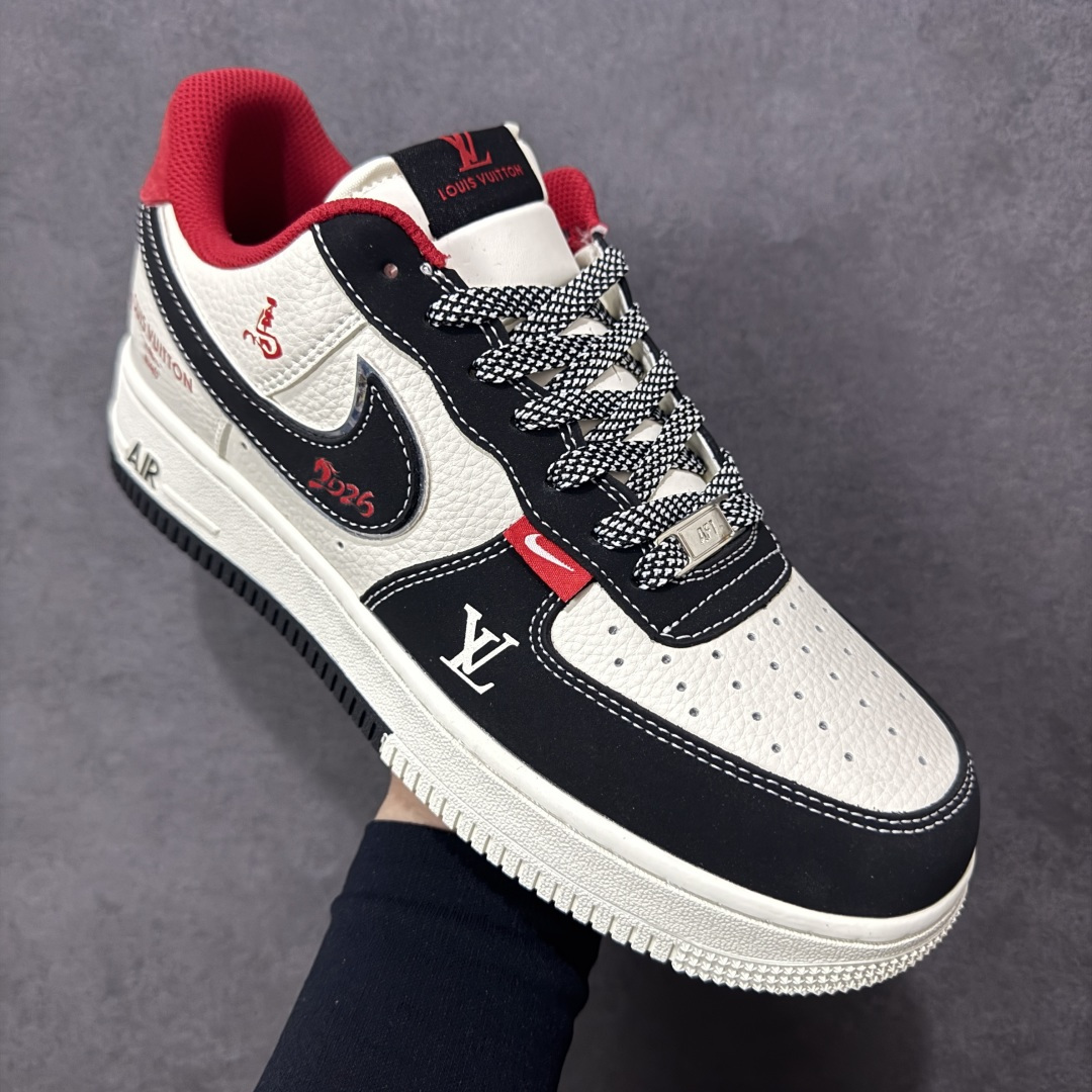 图片[3]-【定制版】Nike Air Force 1 Low 07 马年限定 当街头传奇遇上高奢经典，这双鞋以米白为主调，辅以深邃黑与炽热红，将两大品牌的标志性元素完美融合。每一处细节都诉说着不凡的出身，让你在迈步间，轻松诠释潮流与奢华的双重魅力。 货号： CS5288-722 尺码：36 36.5 37.5 38 38.5 39 40 40.5 41 42 42.5 43 44 44.5 45-选品中心