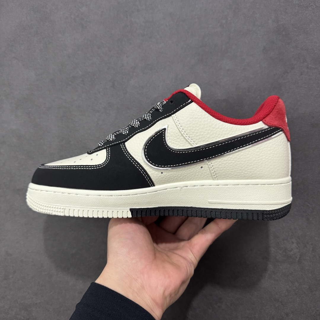 图片[2]-【定制版】Nike Air Force 1 Low 07 马年限定 当街头传奇遇上高奢经典，这双鞋以米白为主调，辅以深邃黑与炽热红，将两大品牌的标志性元素完美融合。每一处细节都诉说着不凡的出身，让你在迈步间，轻松诠释潮流与奢华的双重魅力。 货号： CS5288-722 尺码：36 36.5 37.5 38 38.5 39 40 40.5 41 42 42.5 43 44 44.5 45-选品中心