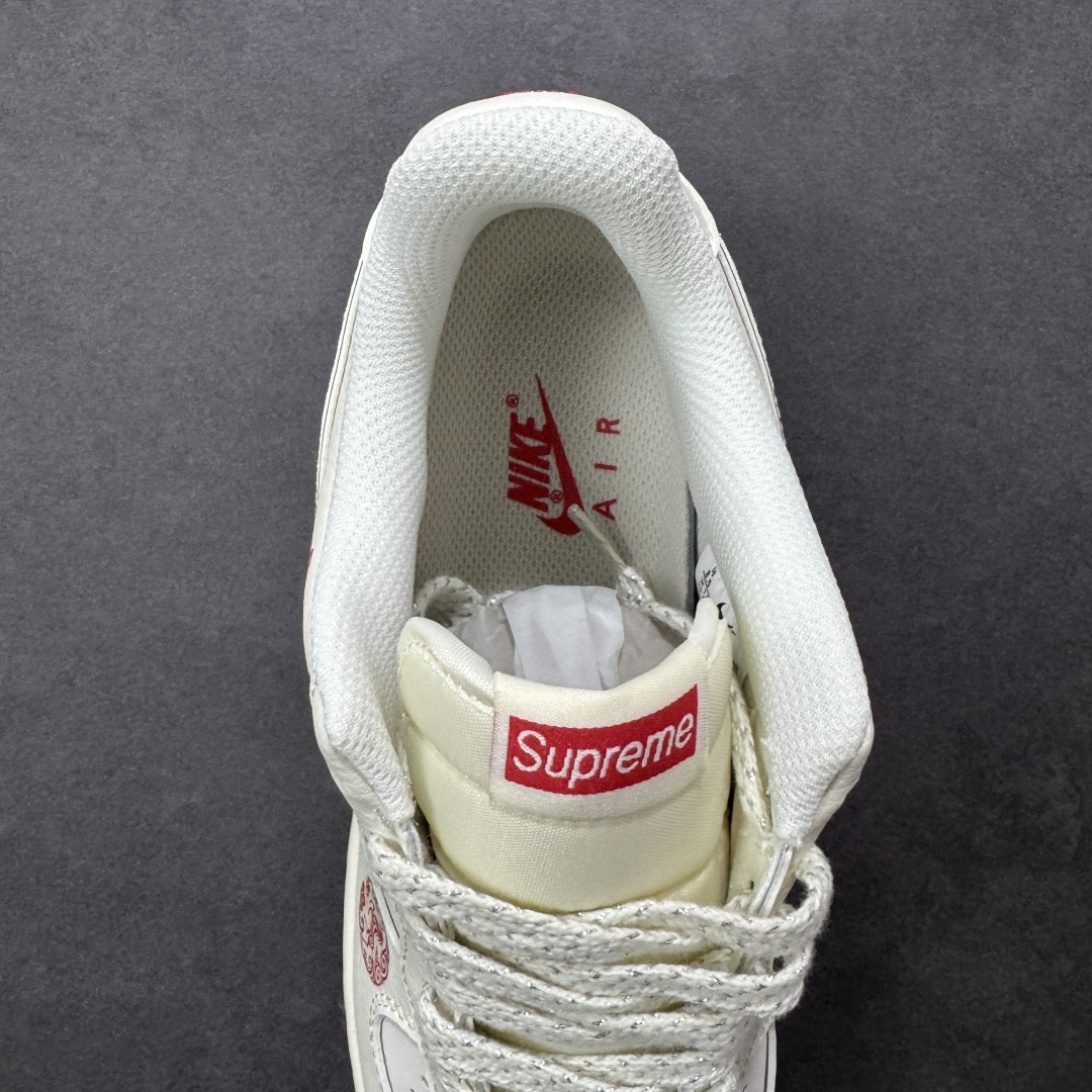 图片[7]-【定制版】NIke Air Force 1 \’07 Low 【QY6878-605・马年「福蹄踏白」限定联名款】 “白鞋配红福，这双「马盒限定」直接把新年好运焊在脚上” 鞋身 “福” 字勾边 + 红纹马印，是马年把 “福气” 踩实的小心机；Supreme 标撞白鞋，潮感和年味双 buff 拉满 满印跃马纹盒身，开箱像拆开 “千里马的新年盲盒”，仪式感直接拉满 奶白皮质 + 轻量脚感，拜年 / 出街都能 “蹄轻步稳”，马年体面又舒服 尺码：36-45半 编码：CCB310320-选品中心