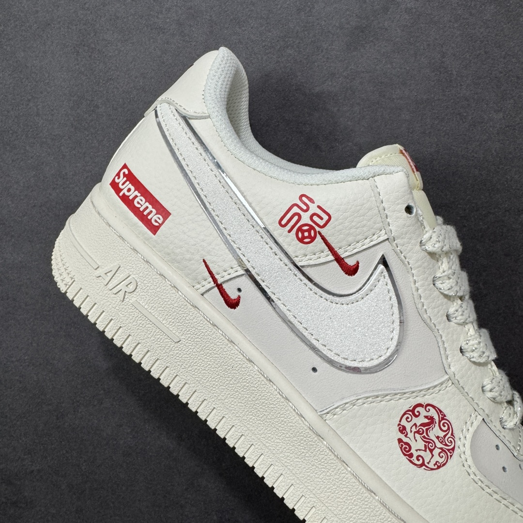 图片[6]-【定制版】NIke Air Force 1 \’07 Low 【QY6878-605・马年「福蹄踏白」限定联名款】 “白鞋配红福，这双「马盒限定」直接把新年好运焊在脚上” 鞋身 “福” 字勾边 + 红纹马印，是马年把 “福气” 踩实的小心机；Supreme 标撞白鞋，潮感和年味双 buff 拉满 满印跃马纹盒身，开箱像拆开 “千里马的新年盲盒”，仪式感直接拉满 奶白皮质 + 轻量脚感，拜年 / 出街都能 “蹄轻步稳”，马年体面又舒服 尺码：36-45半 编码：CCB310320-选品中心