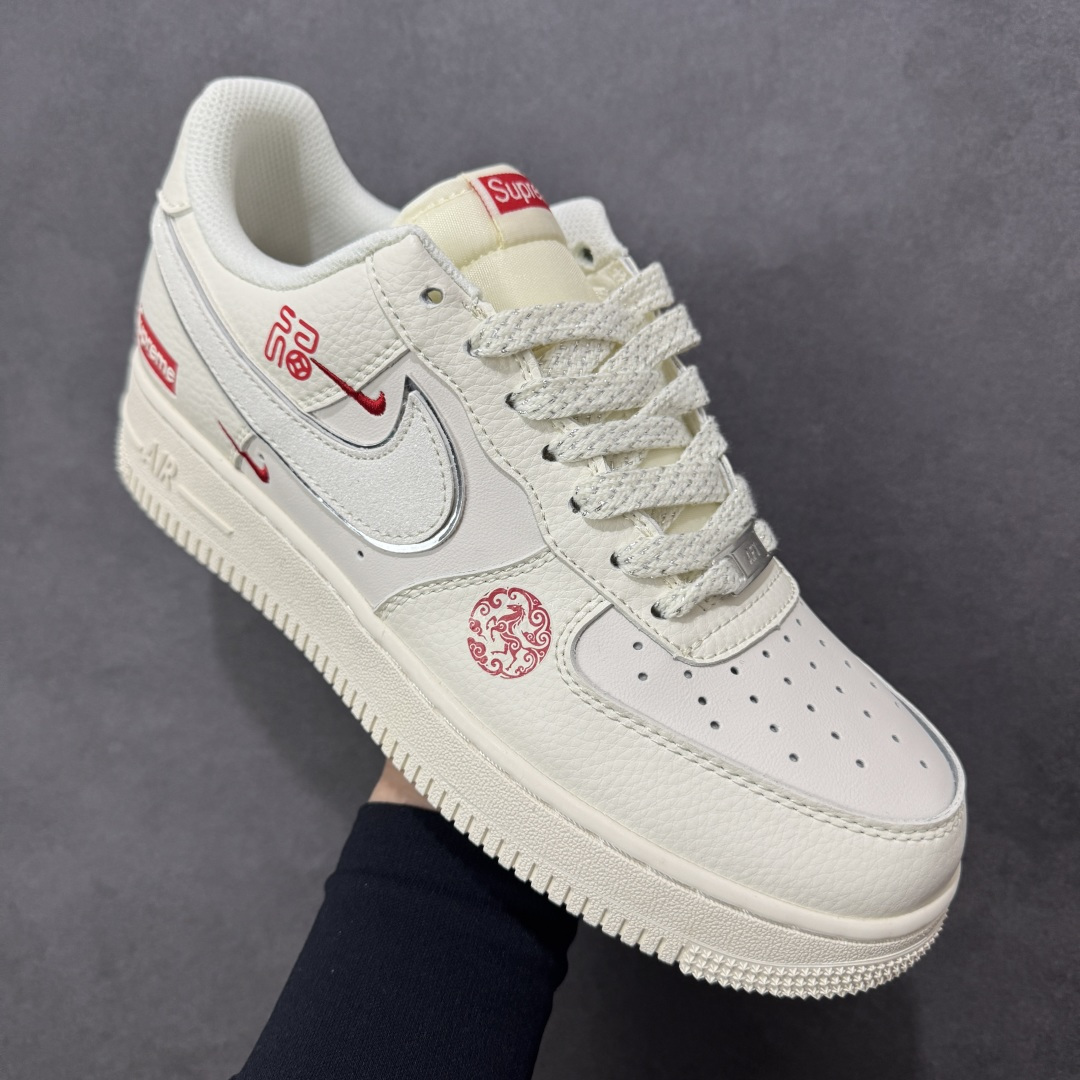 图片[3]-【定制版】NIke Air Force 1 \’07 Low 【QY6878-605・马年「福蹄踏白」限定联名款】 “白鞋配红福，这双「马盒限定」直接把新年好运焊在脚上” 鞋身 “福” 字勾边 + 红纹马印，是马年把 “福气” 踩实的小心机；Supreme 标撞白鞋，潮感和年味双 buff 拉满 满印跃马纹盒身，开箱像拆开 “千里马的新年盲盒”，仪式感直接拉满 奶白皮质 + 轻量脚感，拜年 / 出街都能 “蹄轻步稳”，马年体面又舒服 尺码：36-45半 编码：CCB310320-选品中心