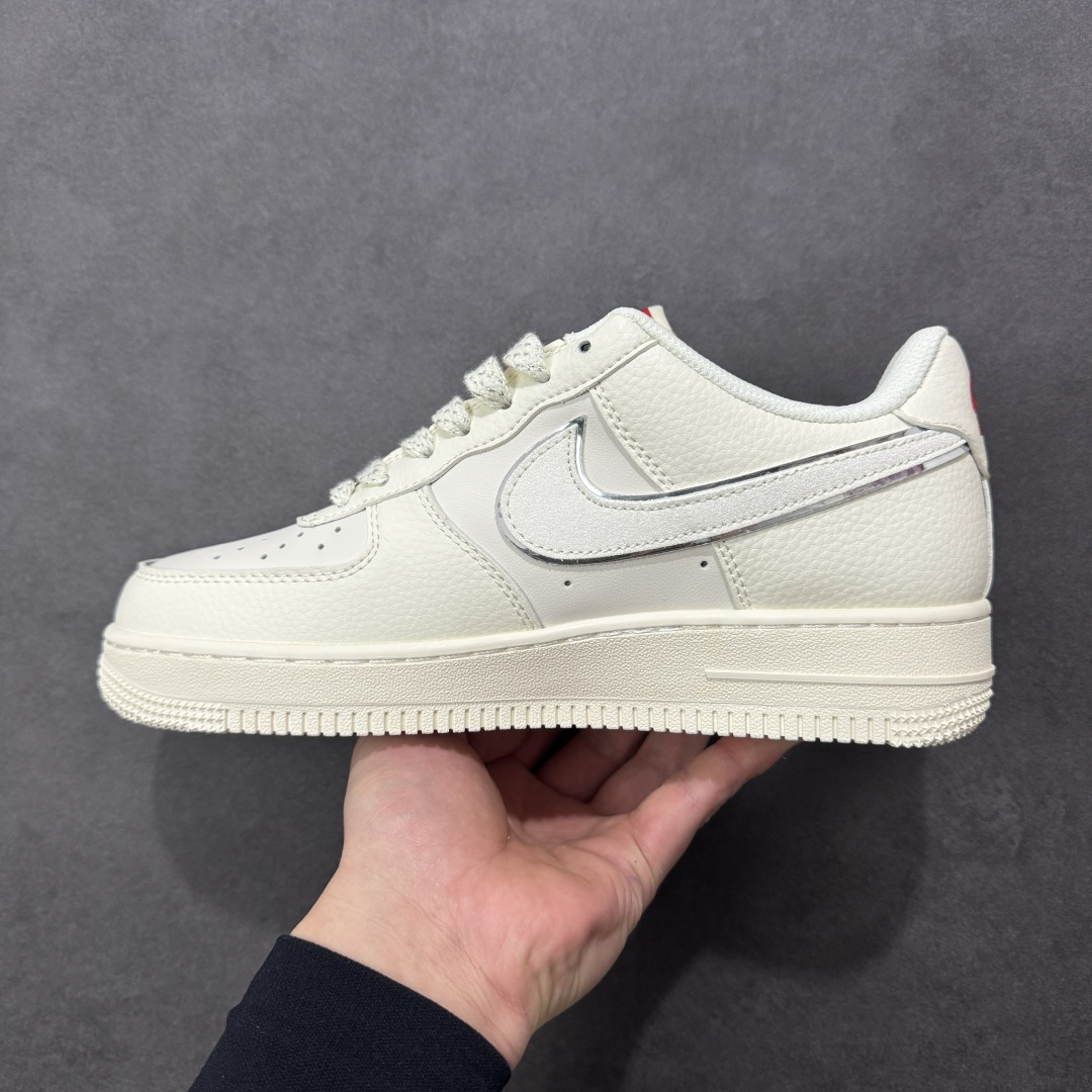 图片[2]-【定制版】NIke Air Force 1 \’07 Low 【QY6878-605・马年「福蹄踏白」限定联名款】 “白鞋配红福，这双「马盒限定」直接把新年好运焊在脚上” 鞋身 “福” 字勾边 + 红纹马印，是马年把 “福气” 踩实的小心机；Supreme 标撞白鞋，潮感和年味双 buff 拉满 满印跃马纹盒身，开箱像拆开 “千里马的新年盲盒”，仪式感直接拉满 奶白皮质 + 轻量脚感，拜年 / 出街都能 “蹄轻步稳”，马年体面又舒服 尺码：36-45半 编码：CCB310320-选品中心
