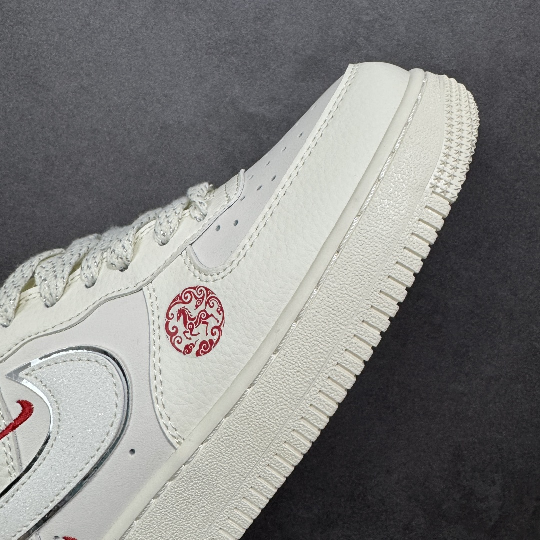 图片[5]-【定制版】NIke Air Force 1 \’07 Low 【QY6878-605・马年「福蹄踏白」限定联名款】 “白鞋配红福，这双「马盒限定」直接把新年好运焊在脚上” 鞋身 “福” 字勾边 + 红纹马印，是马年把 “福气” 踩实的小心机；Supreme 标撞白鞋，潮感和年味双 buff 拉满 满印跃马纹盒身，开箱像拆开 “千里马的新年盲盒”，仪式感直接拉满 奶白皮质 + 轻量脚感，拜年 / 出街都能 “蹄轻步稳”，马年体面又舒服 尺码：36-45半 编码：CCB310320-选品中心