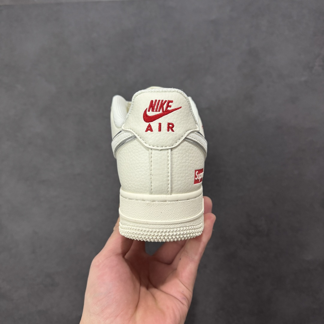 图片[4]-【定制版】NIke Air Force 1 \’07 Low 【QY6878-605・马年「福蹄踏白」限定联名款】 “白鞋配红福，这双「马盒限定」直接把新年好运焊在脚上” 鞋身 “福” 字勾边 + 红纹马印，是马年把 “福气” 踩实的小心机；Supreme 标撞白鞋，潮感和年味双 buff 拉满 满印跃马纹盒身，开箱像拆开 “千里马的新年盲盒”，仪式感直接拉满 奶白皮质 + 轻量脚感，拜年 / 出街都能 “蹄轻步稳”，马年体面又舒服 尺码：36-45半 编码：CCB310320-选品中心