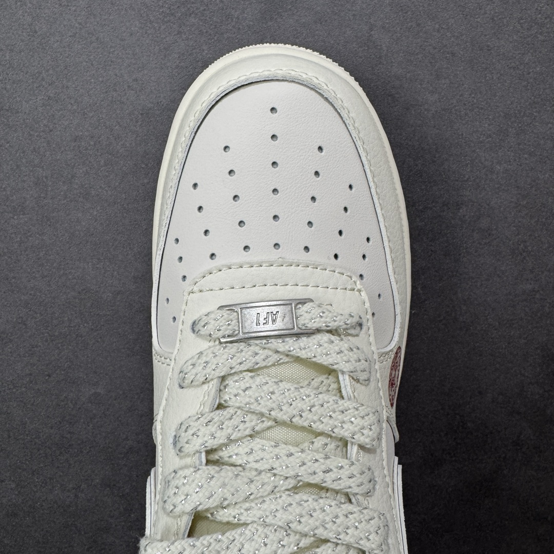 图片[8]-【定制版】NIke Air Force 1 \’07 Low 【QY6878-605・马年「福蹄踏白」限定联名款】 “白鞋配红福，这双「马盒限定」直接把新年好运焊在脚上” 鞋身 “福” 字勾边 + 红纹马印，是马年把 “福气” 踩实的小心机；Supreme 标撞白鞋，潮感和年味双 buff 拉满 满印跃马纹盒身，开箱像拆开 “千里马的新年盲盒”，仪式感直接拉满 奶白皮质 + 轻量脚感，拜年 / 出街都能 “蹄轻步稳”，马年体面又舒服 尺码：36-45半 编码：CCB310320-选品中心