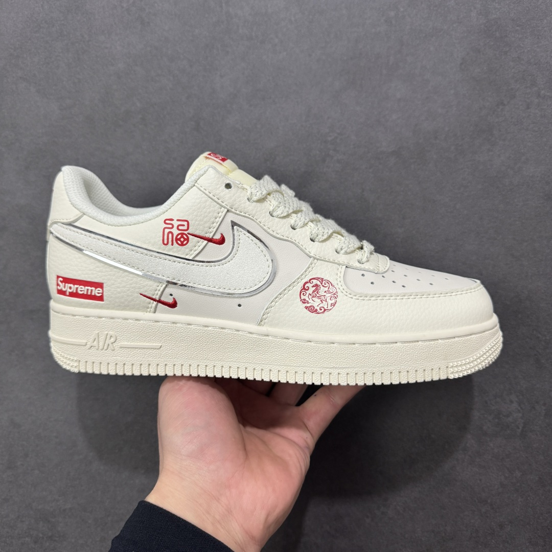 【定制版】NIke Air Force 1 \’07 Low 【QY6878-605・马年「福蹄踏白」限定联名款】 “白鞋配红福，这双「马盒限定」直接把新年好运焊在脚上” 鞋身 “福” 字勾边 + 红纹马印，是马年把 “福气” 踩实的小心机；Supreme 标撞白鞋，潮感和年味双 buff 拉满 满印跃马纹盒身，开箱像拆开 “千里马的新年盲盒”，仪式感直接拉满 奶白皮质 + 轻量脚感，拜年 / 出街都能 “蹄轻步稳”，马年体面又舒服 尺码：36-45半 编码：CCB310320-选品中心