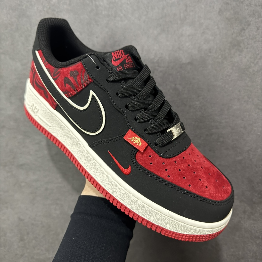 图片[3]-【定制版】Nike Air Force 1 Low 07 马年限定 炽热红与深邃黑的经典碰撞，鞋身如火焰般的激光刺绣纹理肆意燃烧，搭配精致的金边勾勒，这双鞋将热烈与沉稳完美融合，踏出属于你的不羁与锋芒。 货号： XD6188-057 尺码： 36 36.5 37 38 38.5 39 40 40.5 41 42 42.5 43 44 44.5 45-选品中心