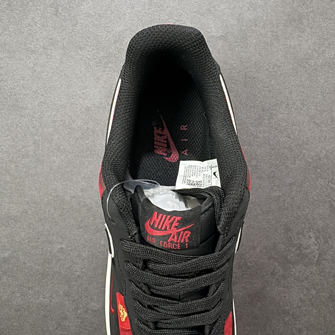 图片[7]-【定制版】Nike Air Force 1 Low 07 马年限定 炽热红与深邃黑的经典碰撞，鞋身如火焰般的激光刺绣纹理肆意燃烧，搭配精致的金边勾勒，这双鞋将热烈与沉稳完美融合，踏出属于你的不羁与锋芒。 货号： XD6188-057 尺码： 36 36.5 37 38 38.5 39 40 40.5 41 42 42.5 43 44 44.5 45-选品中心