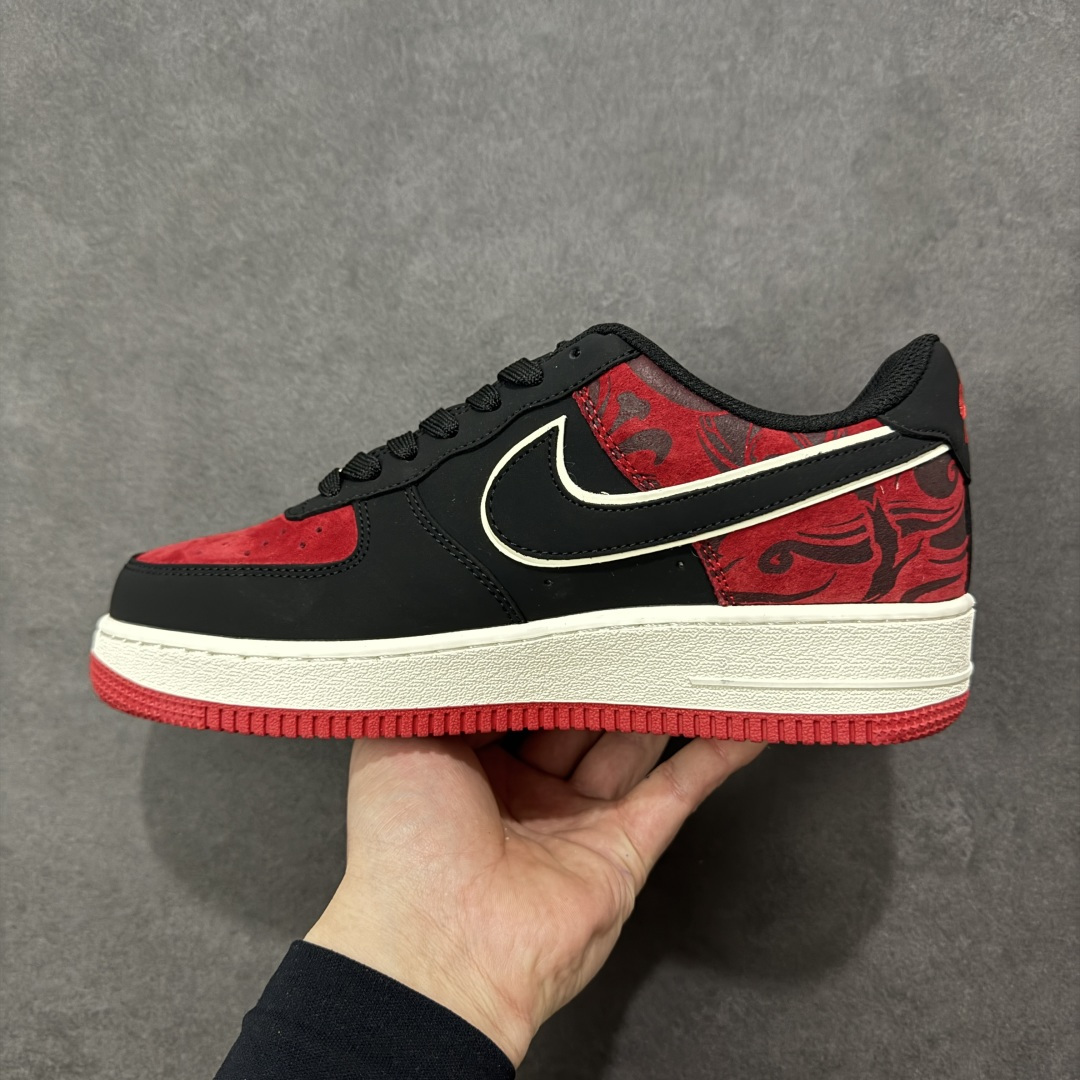图片[2]-【定制版】Nike Air Force 1 Low 07 马年限定 炽热红与深邃黑的经典碰撞，鞋身如火焰般的激光刺绣纹理肆意燃烧，搭配精致的金边勾勒，这双鞋将热烈与沉稳完美融合，踏出属于你的不羁与锋芒。 货号： XD6188-057 尺码： 36 36.5 37 38 38.5 39 40 40.5 41 42 42.5 43 44 44.5 45-选品中心