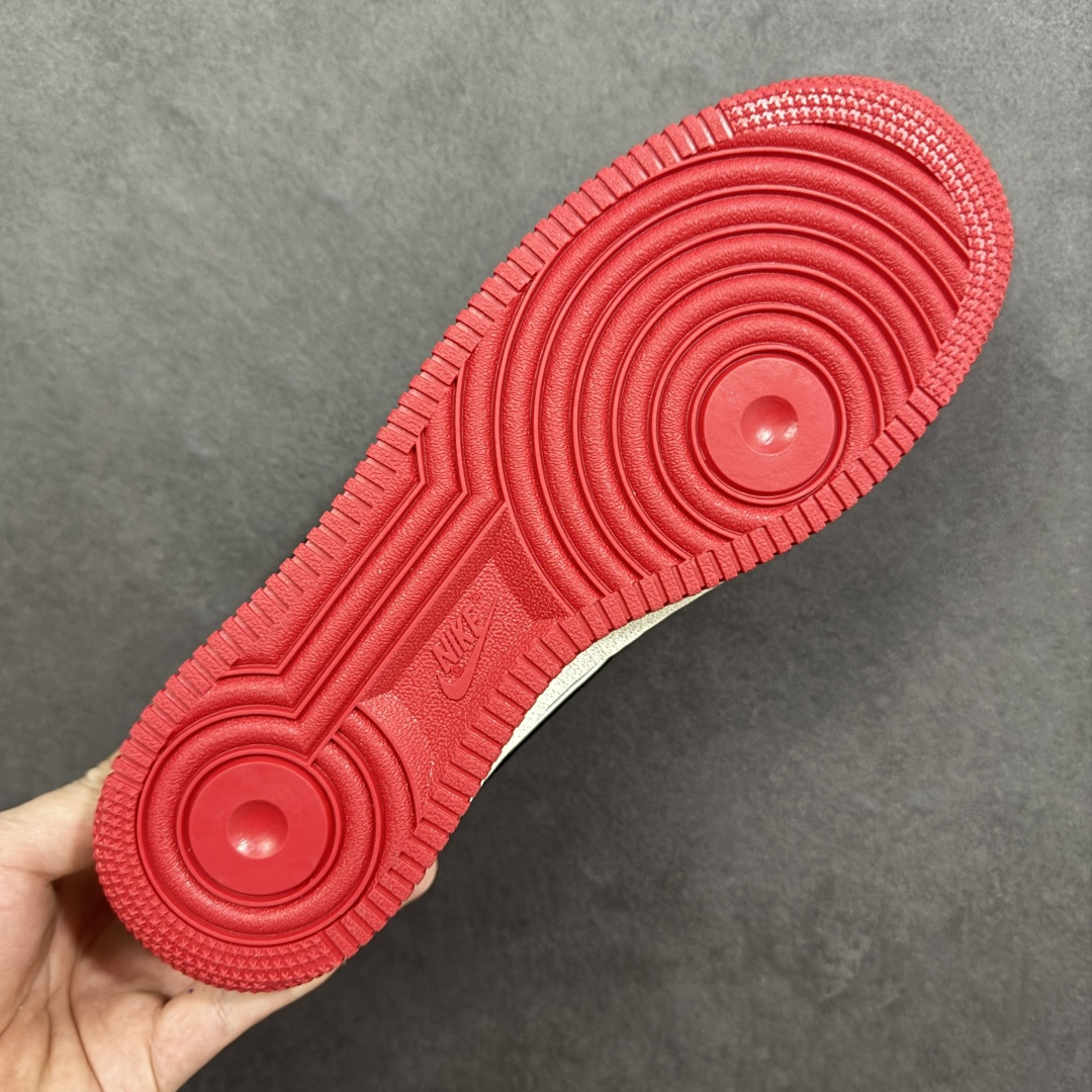 图片[9]-【定制版】Nike Air Force 1 Low 07 马年限定 炽热红与深邃黑的经典碰撞，鞋身如火焰般的激光刺绣纹理肆意燃烧，搭配精致的金边勾勒，这双鞋将热烈与沉稳完美融合，踏出属于你的不羁与锋芒。 货号： XD6188-057 尺码： 36 36.5 37 38 38.5 39 40 40.5 41 42 42.5 43 44 44.5 45-选品中心