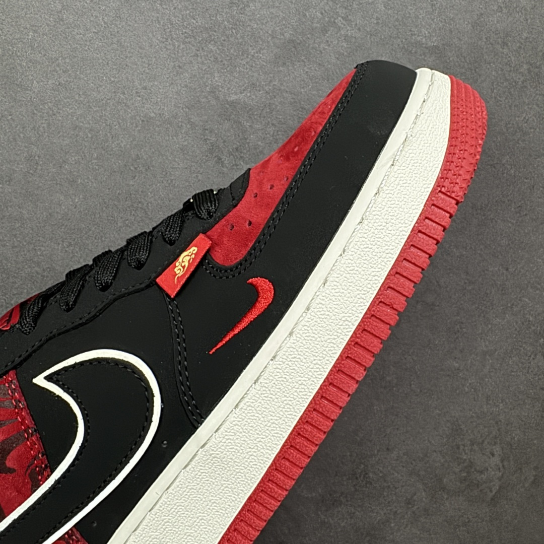 图片[5]-【定制版】Nike Air Force 1 Low 07 马年限定 炽热红与深邃黑的经典碰撞，鞋身如火焰般的激光刺绣纹理肆意燃烧，搭配精致的金边勾勒，这双鞋将热烈与沉稳完美融合，踏出属于你的不羁与锋芒。 货号： XD6188-057 尺码： 36 36.5 37 38 38.5 39 40 40.5 41 42 42.5 43 44 44.5 45-选品中心