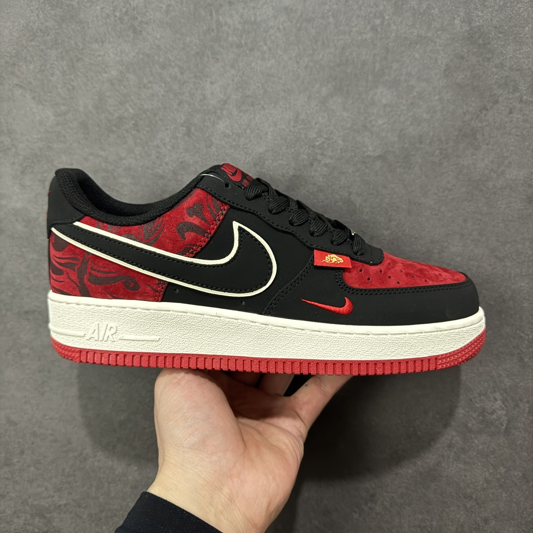 【定制版】Nike Air Force 1 Low 07 马年限定 炽热红与深邃黑的经典碰撞，鞋身如火焰般的激光刺绣纹理肆意燃烧，搭配精致的金边勾勒，这双鞋将热烈与沉稳完美融合，踏出属于你的不羁与锋芒。 货号： XD6188-057 尺码： 36 36.5 37 38 38.5 39 40 40.5 41 42 42.5 43 44 44.5 45-选品中心