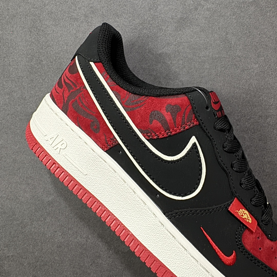 图片[6]-【定制版】Nike Air Force 1 Low 07 马年限定 炽热红与深邃黑的经典碰撞，鞋身如火焰般的激光刺绣纹理肆意燃烧，搭配精致的金边勾勒，这双鞋将热烈与沉稳完美融合，踏出属于你的不羁与锋芒。 货号： XD6188-057 尺码： 36 36.5 37 38 38.5 39 40 40.5 41 42 42.5 43 44 44.5 45-选品中心