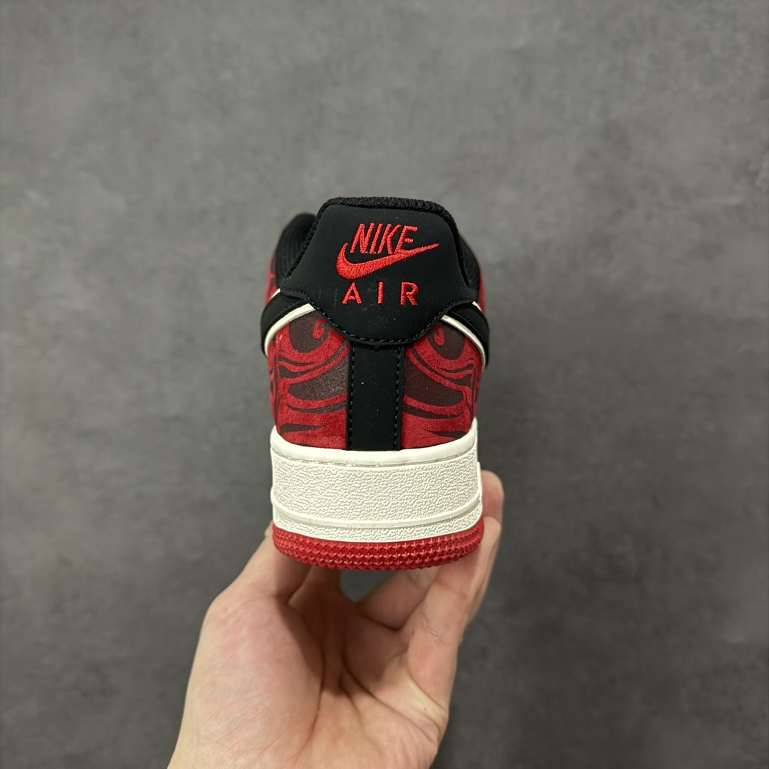 图片[4]-【定制版】Nike Air Force 1 Low 07 马年限定 炽热红与深邃黑的经典碰撞，鞋身如火焰般的激光刺绣纹理肆意燃烧，搭配精致的金边勾勒，这双鞋将热烈与沉稳完美融合，踏出属于你的不羁与锋芒。 货号： XD6188-057 尺码： 36 36.5 37 38 38.5 39 40 40.5 41 42 42.5 43 44 44.5 45-选品中心