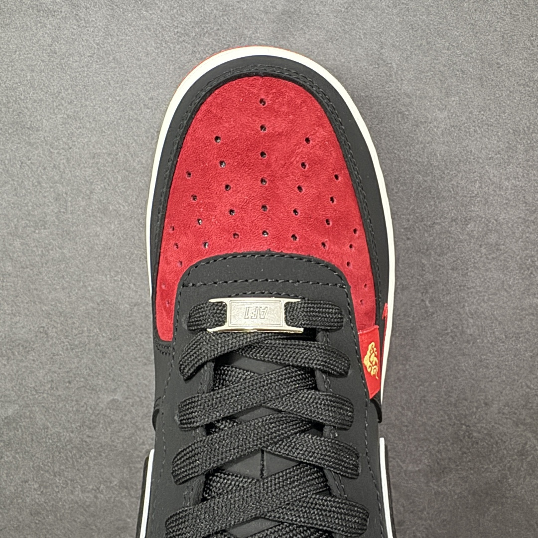 图片[8]-【定制版】Nike Air Force 1 Low 07 马年限定 炽热红与深邃黑的经典碰撞，鞋身如火焰般的激光刺绣纹理肆意燃烧，搭配精致的金边勾勒，这双鞋将热烈与沉稳完美融合，踏出属于你的不羁与锋芒。 货号： XD6188-057 尺码： 36 36.5 37 38 38.5 39 40 40.5 41 42 42.5 43 44 44.5 45-选品中心