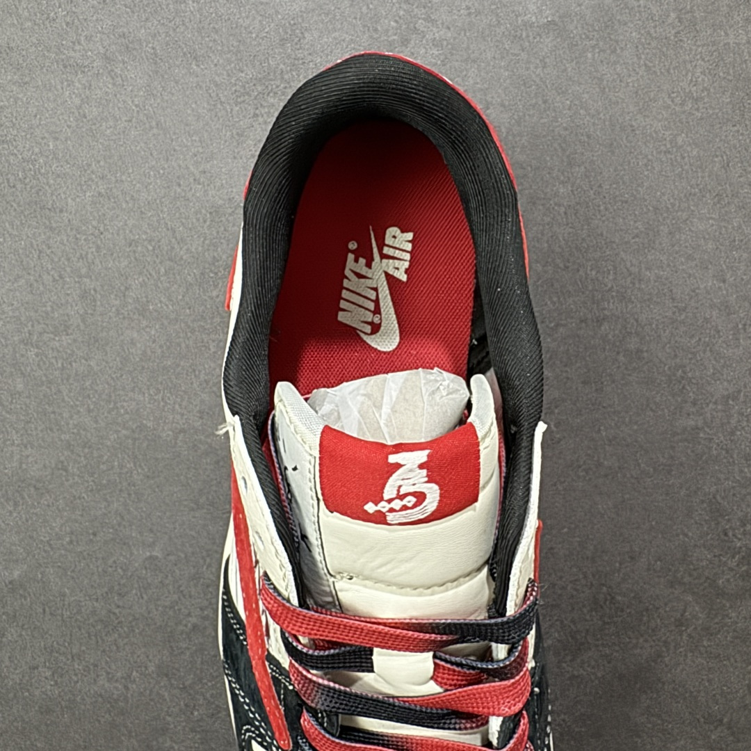 图片[7]-【定制版】甲辰辞旧，丙午驭风｜AJ1 Low 马年定制款重磅登场 当东方水墨的诗意碰撞街头潮流的锋芒，这双Air Jordan 1 Low马年定制款，以「丙午」纪年为魂，在经典鞋型上勾勒出独属于2026的国风浪漫。FC1688-253 鞋身以白黑为底，恰似宣纸上的留白与浓墨，奔马水墨纹顺着鞋侧蜿蜒舒展，鬃毛飞扬的姿态仿佛下一秒就要冲破鞋面，将「马到成功」的美好寓意揉进每一处细节。醒目的红色Swoosh采用绒面材质打造，质感拉满，侧边篆刻的「丙午」二字，更是将传统干支文化与潮流美学完美融合，红黑撞色的鞋带与鞋尾的红绒点缀，让整体视觉既有国风的雅致，又不失街头的张扬。作为AJ1 Low的经典版型，低帮设计兼顾日常穿搭的舒适度与百搭性，无论是搭配工装裤打造街头风，还是配牛仔裤诠释休闲感，这双鞋都能成为造型的点睛之笔。它不只是一双鞋，更是2026马年里，献给潮流玩家与国风爱好者的双重惊喜——既藏着东方文化的深厚底蕴，又延续了AJ系列的传奇基因，穿上它，踏风而行，新岁自有万马奔腾的气势 尺码：36 36.5 37.5 38 38.5 39 40 40.5 41 42 42.5 43 44 44.5 45 编码：GLB320330-选品中心