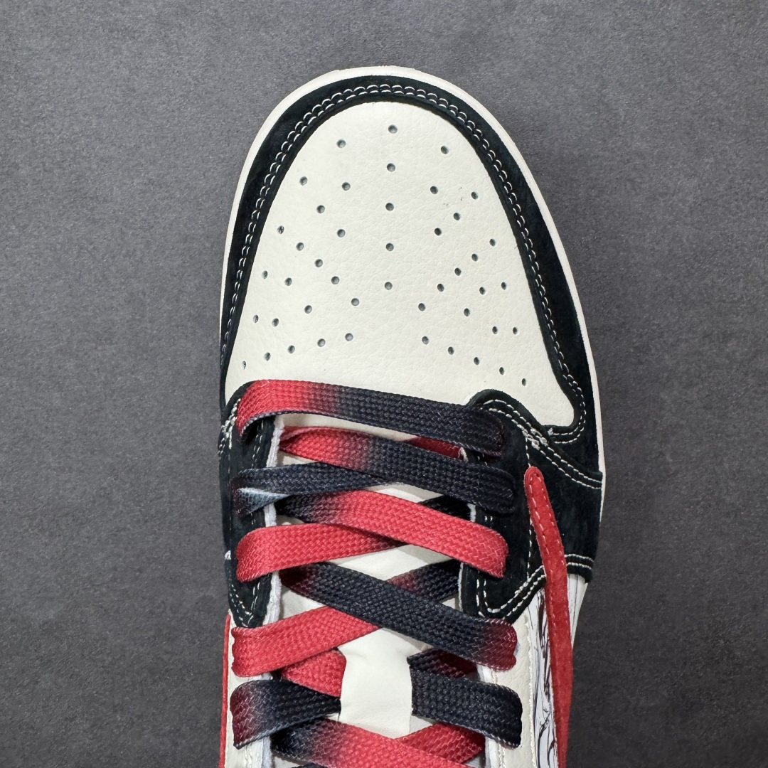 图片[8]-【定制版】甲辰辞旧，丙午驭风｜AJ1 Low 马年定制款重磅登场 当东方水墨的诗意碰撞街头潮流的锋芒，这双Air Jordan 1 Low马年定制款，以「丙午」纪年为魂，在经典鞋型上勾勒出独属于2026的国风浪漫。FC1688-253 鞋身以白黑为底，恰似宣纸上的留白与浓墨，奔马水墨纹顺着鞋侧蜿蜒舒展，鬃毛飞扬的姿态仿佛下一秒就要冲破鞋面，将「马到成功」的美好寓意揉进每一处细节。醒目的红色Swoosh采用绒面材质打造，质感拉满，侧边篆刻的「丙午」二字，更是将传统干支文化与潮流美学完美融合，红黑撞色的鞋带与鞋尾的红绒点缀，让整体视觉既有国风的雅致，又不失街头的张扬。作为AJ1 Low的经典版型，低帮设计兼顾日常穿搭的舒适度与百搭性，无论是搭配工装裤打造街头风，还是配牛仔裤诠释休闲感，这双鞋都能成为造型的点睛之笔。它不只是一双鞋，更是2026马年里，献给潮流玩家与国风爱好者的双重惊喜——既藏着东方文化的深厚底蕴，又延续了AJ系列的传奇基因，穿上它，踏风而行，新岁自有万马奔腾的气势 尺码：36 36.5 37.5 38 38.5 39 40 40.5 41 42 42.5 43 44 44.5 45 编码：GLB320330-选品中心