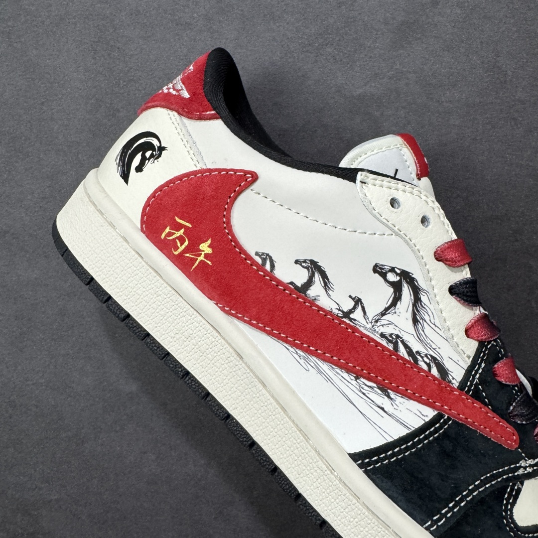 图片[6]-【定制版】甲辰辞旧，丙午驭风｜AJ1 Low 马年定制款重磅登场 当东方水墨的诗意碰撞街头潮流的锋芒，这双Air Jordan 1 Low马年定制款，以「丙午」纪年为魂，在经典鞋型上勾勒出独属于2026的国风浪漫。FC1688-253 鞋身以白黑为底，恰似宣纸上的留白与浓墨，奔马水墨纹顺着鞋侧蜿蜒舒展，鬃毛飞扬的姿态仿佛下一秒就要冲破鞋面，将「马到成功」的美好寓意揉进每一处细节。醒目的红色Swoosh采用绒面材质打造，质感拉满，侧边篆刻的「丙午」二字，更是将传统干支文化与潮流美学完美融合，红黑撞色的鞋带与鞋尾的红绒点缀，让整体视觉既有国风的雅致，又不失街头的张扬。作为AJ1 Low的经典版型，低帮设计兼顾日常穿搭的舒适度与百搭性，无论是搭配工装裤打造街头风，还是配牛仔裤诠释休闲感，这双鞋都能成为造型的点睛之笔。它不只是一双鞋，更是2026马年里，献给潮流玩家与国风爱好者的双重惊喜——既藏着东方文化的深厚底蕴，又延续了AJ系列的传奇基因，穿上它，踏风而行，新岁自有万马奔腾的气势 尺码：36 36.5 37.5 38 38.5 39 40 40.5 41 42 42.5 43 44 44.5 45 编码：GLB320330-选品中心