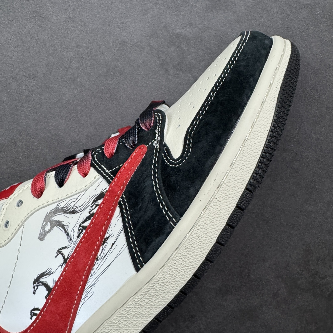 图片[5]-【定制版】甲辰辞旧，丙午驭风｜AJ1 Low 马年定制款重磅登场 当东方水墨的诗意碰撞街头潮流的锋芒，这双Air Jordan 1 Low马年定制款，以「丙午」纪年为魂，在经典鞋型上勾勒出独属于2026的国风浪漫。FC1688-253 鞋身以白黑为底，恰似宣纸上的留白与浓墨，奔马水墨纹顺着鞋侧蜿蜒舒展，鬃毛飞扬的姿态仿佛下一秒就要冲破鞋面，将「马到成功」的美好寓意揉进每一处细节。醒目的红色Swoosh采用绒面材质打造，质感拉满，侧边篆刻的「丙午」二字，更是将传统干支文化与潮流美学完美融合，红黑撞色的鞋带与鞋尾的红绒点缀，让整体视觉既有国风的雅致，又不失街头的张扬。作为AJ1 Low的经典版型，低帮设计兼顾日常穿搭的舒适度与百搭性，无论是搭配工装裤打造街头风，还是配牛仔裤诠释休闲感，这双鞋都能成为造型的点睛之笔。它不只是一双鞋，更是2026马年里，献给潮流玩家与国风爱好者的双重惊喜——既藏着东方文化的深厚底蕴，又延续了AJ系列的传奇基因，穿上它，踏风而行，新岁自有万马奔腾的气势 尺码：36 36.5 37.5 38 38.5 39 40 40.5 41 42 42.5 43 44 44.5 45 编码：GLB320330-选品中心
