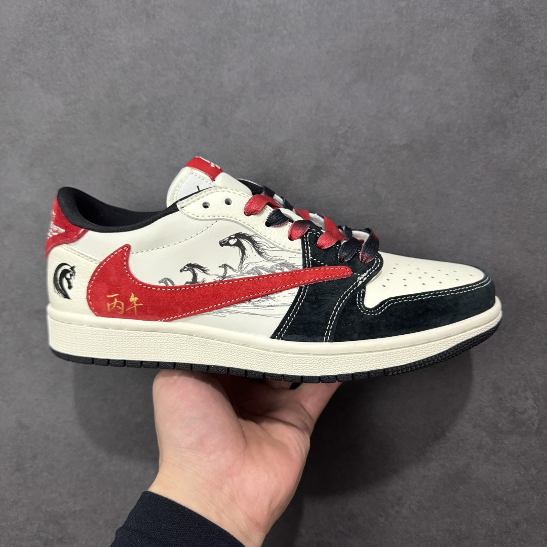 【定制版】甲辰辞旧，丙午驭风｜AJ1 Low 马年定制款重磅登场 当东方水墨的诗意碰撞街头潮流的锋芒，这双Air Jordan 1 Low马年定制款，以「丙午」纪年为魂，在经典鞋型上勾勒出独属于2026的国风浪漫。FC1688-253 鞋身以白黑为底，恰似宣纸上的留白与浓墨，奔马水墨纹顺着鞋侧蜿蜒舒展，鬃毛飞扬的姿态仿佛下一秒就要冲破鞋面，将「马到成功」的美好寓意揉进每一处细节。醒目的红色Swoosh采用绒面材质打造，质感拉满，侧边篆刻的「丙午」二字，更是将传统干支文化与潮流美学完美融合，红黑撞色的鞋带与鞋尾的红绒点缀，让整体视觉既有国风的雅致，又不失街头的张扬。作为AJ1 Low的经典版型，低帮设计兼顾日常穿搭的舒适度与百搭性，无论是搭配工装裤打造街头风，还是配牛仔裤诠释休闲感，这双鞋都能成为造型的点睛之笔。它不只是一双鞋，更是2026马年里，献给潮流玩家与国风爱好者的双重惊喜——既藏着东方文化的深厚底蕴，又延续了AJ系列的传奇基因，穿上它，踏风而行，新岁自有万马奔腾的气势 尺码：36 36.5 37.5 38 38.5 39 40 40.5 41 42 42.5 43 44 44.5 45 编码：GLB320330-选品中心