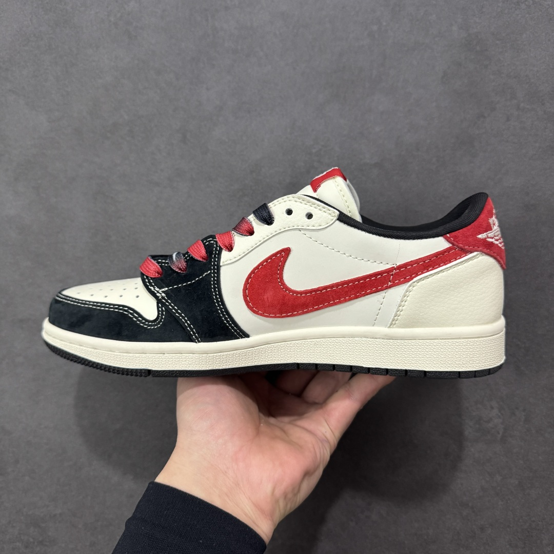 图片[2]-【定制版】甲辰辞旧，丙午驭风｜AJ1 Low 马年定制款重磅登场 当东方水墨的诗意碰撞街头潮流的锋芒，这双Air Jordan 1 Low马年定制款，以「丙午」纪年为魂，在经典鞋型上勾勒出独属于2026的国风浪漫。FC1688-253 鞋身以白黑为底，恰似宣纸上的留白与浓墨，奔马水墨纹顺着鞋侧蜿蜒舒展，鬃毛飞扬的姿态仿佛下一秒就要冲破鞋面，将「马到成功」的美好寓意揉进每一处细节。醒目的红色Swoosh采用绒面材质打造，质感拉满，侧边篆刻的「丙午」二字，更是将传统干支文化与潮流美学完美融合，红黑撞色的鞋带与鞋尾的红绒点缀，让整体视觉既有国风的雅致，又不失街头的张扬。作为AJ1 Low的经典版型，低帮设计兼顾日常穿搭的舒适度与百搭性，无论是搭配工装裤打造街头风，还是配牛仔裤诠释休闲感，这双鞋都能成为造型的点睛之笔。它不只是一双鞋，更是2026马年里，献给潮流玩家与国风爱好者的双重惊喜——既藏着东方文化的深厚底蕴，又延续了AJ系列的传奇基因，穿上它，踏风而行，新岁自有万马奔腾的气势 尺码：36 36.5 37.5 38 38.5 39 40 40.5 41 42 42.5 43 44 44.5 45 编码：GLB320330-选品中心