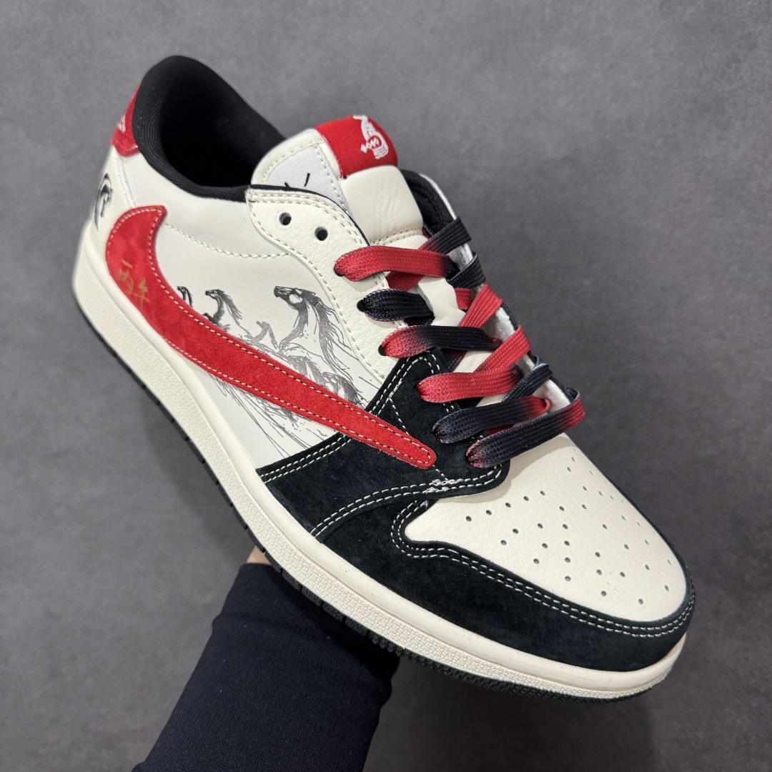 图片[3]-【定制版】甲辰辞旧，丙午驭风｜AJ1 Low 马年定制款重磅登场 当东方水墨的诗意碰撞街头潮流的锋芒，这双Air Jordan 1 Low马年定制款，以「丙午」纪年为魂，在经典鞋型上勾勒出独属于2026的国风浪漫。FC1688-253 鞋身以白黑为底，恰似宣纸上的留白与浓墨，奔马水墨纹顺着鞋侧蜿蜒舒展，鬃毛飞扬的姿态仿佛下一秒就要冲破鞋面，将「马到成功」的美好寓意揉进每一处细节。醒目的红色Swoosh采用绒面材质打造，质感拉满，侧边篆刻的「丙午」二字，更是将传统干支文化与潮流美学完美融合，红黑撞色的鞋带与鞋尾的红绒点缀，让整体视觉既有国风的雅致，又不失街头的张扬。作为AJ1 Low的经典版型，低帮设计兼顾日常穿搭的舒适度与百搭性，无论是搭配工装裤打造街头风，还是配牛仔裤诠释休闲感，这双鞋都能成为造型的点睛之笔。它不只是一双鞋，更是2026马年里，献给潮流玩家与国风爱好者的双重惊喜——既藏着东方文化的深厚底蕴，又延续了AJ系列的传奇基因，穿上它，踏风而行，新岁自有万马奔腾的气势 尺码：36 36.5 37.5 38 38.5 39 40 40.5 41 42 42.5 43 44 44.5 45 编码：GLB320330-选品中心