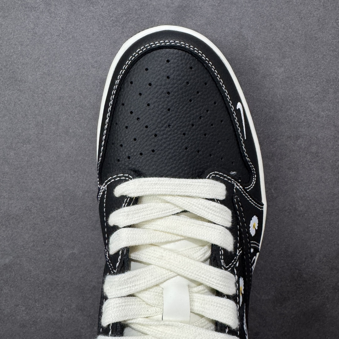 图片[8]-【定制版】高端定制 Travis Scott x Fragment Design x Jordan Air Jordan 1 Low OG SP “Nike联名——黑白小邹菊” 高端定制 倒钩三方联名低帮篮球鞋 #定制鞋盒 大厂纯原品质出货 超高清洁度 皮料切割干净无任何毛边 细节完美 货号：DZ2688-011 尺码：36 36.5 37.5 38 38.5 39 40 40.5 41 42 42.5 43 44 44.5 45 编码：HXSB330340-选品中心