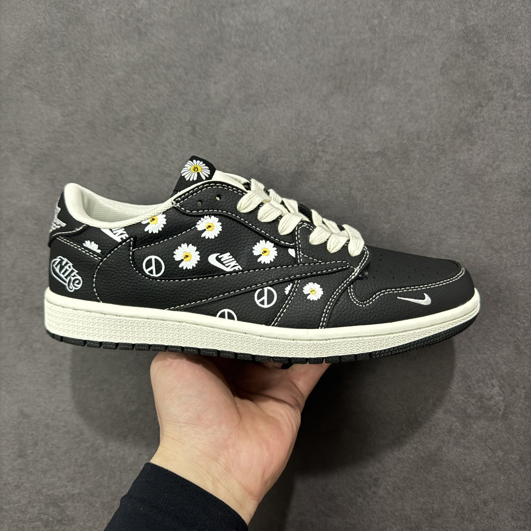 【定制版】高端定制 Travis Scott x Fragment Design x Jordan Air Jordan 1 Low OG SP “Nike联名------黑白小邹菊” 高端定制 倒钩三方联名低帮篮球鞋 #定制鞋盒 大厂纯原品质出货 超高清洁度 皮料切割干净无任何毛边 细节完美 货号：DZ2688-011 尺码：36 36.5 37.5 38 38.5 39 40 40.5 41 42 42.5 43 44 44.5 45 编码：HXSB330340-选品中心