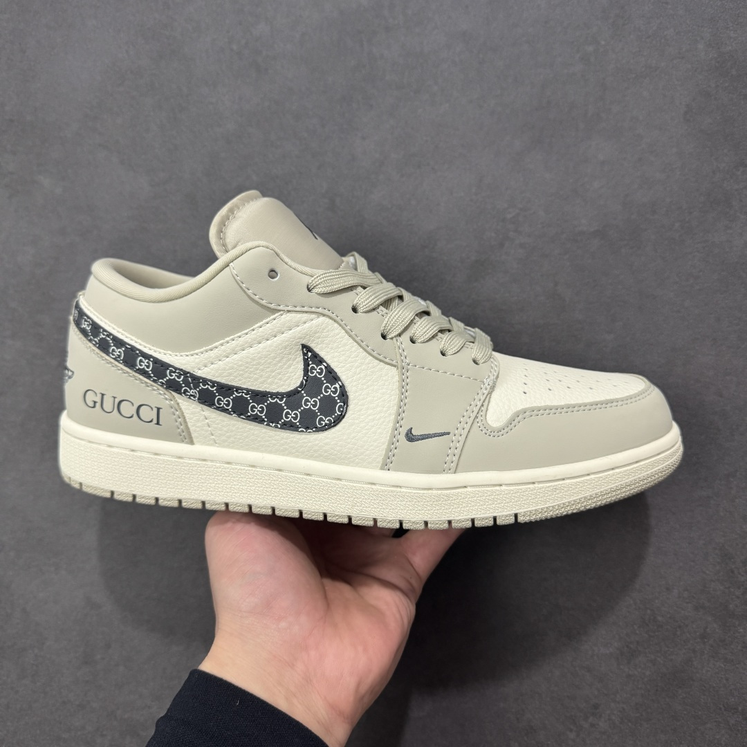 【定制版】Nike Air Jordan 1 Low 定制配色 古驰联名定制AJ联名-高端定制 低帮复古文化板鞋 #定制鞋盒 大厂纯原品质出货 超高清洁度 皮料切割干净无任何毛边 细节完美 货号：QJ1988-006 尺码：36 36.5 37.5 38 38.5 39 40 40.5 41 42 42.5 43 44 45 编码：HXSB330340-选品中心
