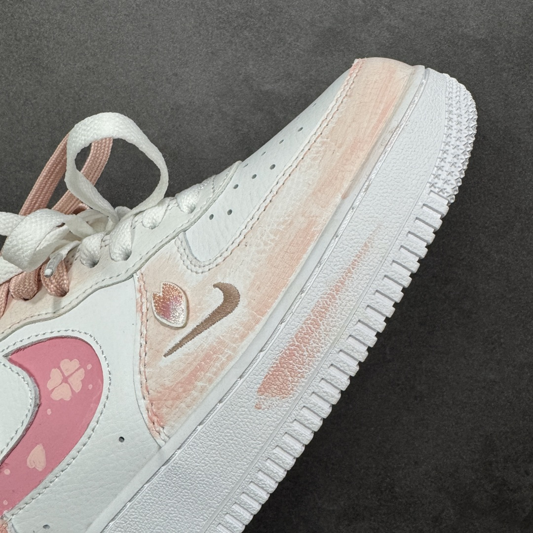 图片[5]-【定制版】手绘涂鸦“春野樱序”Nike Air Force 1 “Spring Wild Cherry Prelude”空军一号定制板鞋 把春日樱花揉进鞋型里，这双 “春野樱序” 是少女感与复古调的温柔碰撞。雾青、樱粉与奶白晕染出春日郊野的松弛色调，鞋身立体樱花贴饰、勾边处的花瓣暗纹，像刚落上鞋的春樱余韵；做旧中底的浅棕渍迹，又添了几分 “踏过落樱小径” 的随性质感 货号：FB8971-007 尺码： 36 36.5 37.5 38 38.5 39 40 40.5 41 42 42.5 43 44 44.5 45 编码：HXSA310320-选品中心