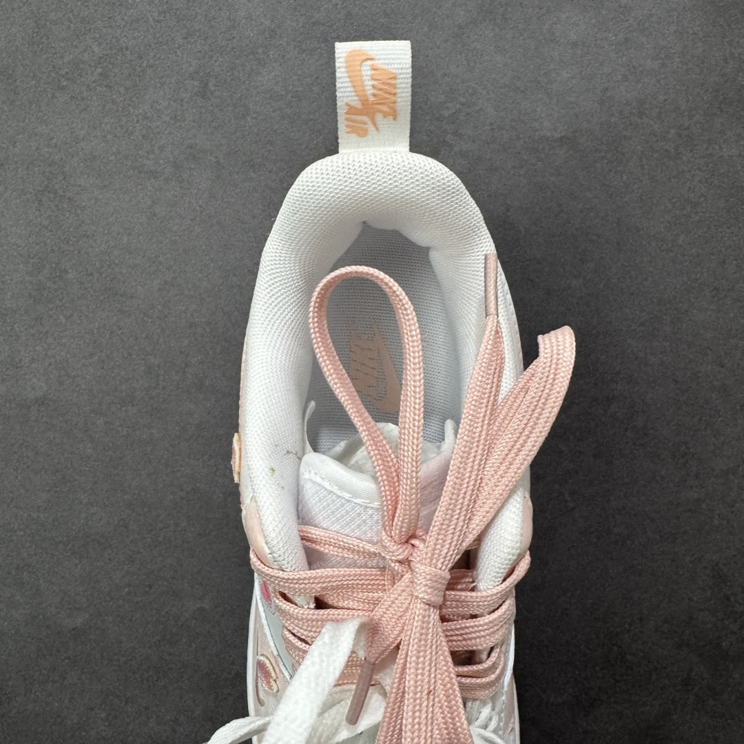 图片[7]-【定制版】手绘涂鸦“春野樱序”Nike Air Force 1 “Spring Wild Cherry Prelude”空军一号定制板鞋 把春日樱花揉进鞋型里，这双 “春野樱序” 是少女感与复古调的温柔碰撞。雾青、樱粉与奶白晕染出春日郊野的松弛色调，鞋身立体樱花贴饰、勾边处的花瓣暗纹，像刚落上鞋的春樱余韵；做旧中底的浅棕渍迹，又添了几分 “踏过落樱小径” 的随性质感 货号：FB8971-007 尺码： 36 36.5 37.5 38 38.5 39 40 40.5 41 42 42.5 43 44 44.5 45 编码：HXSA310320-选品中心