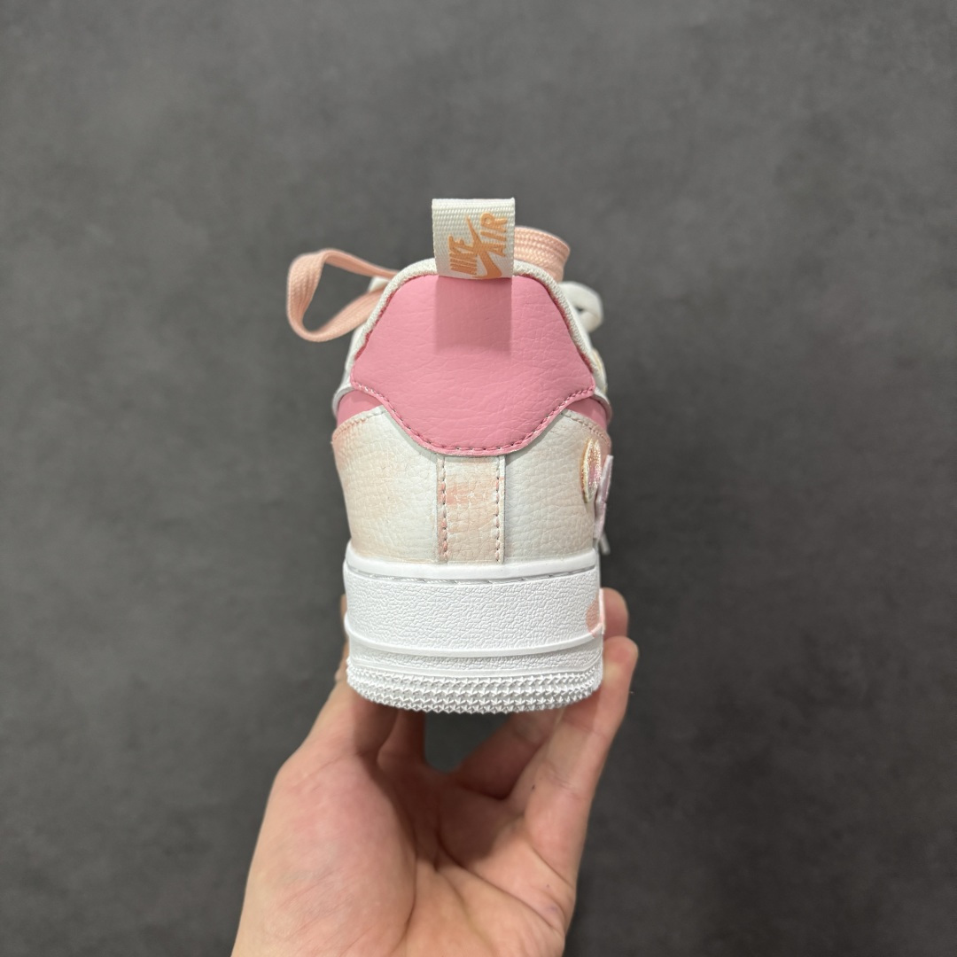图片[4]-【定制版】手绘涂鸦“春野樱序”Nike Air Force 1 “Spring Wild Cherry Prelude”空军一号定制板鞋 把春日樱花揉进鞋型里，这双 “春野樱序” 是少女感与复古调的温柔碰撞。雾青、樱粉与奶白晕染出春日郊野的松弛色调，鞋身立体樱花贴饰、勾边处的花瓣暗纹，像刚落上鞋的春樱余韵；做旧中底的浅棕渍迹，又添了几分 “踏过落樱小径” 的随性质感 货号：FB8971-007 尺码： 36 36.5 37.5 38 38.5 39 40 40.5 41 42 42.5 43 44 44.5 45 编码：HXSA310320-选品中心