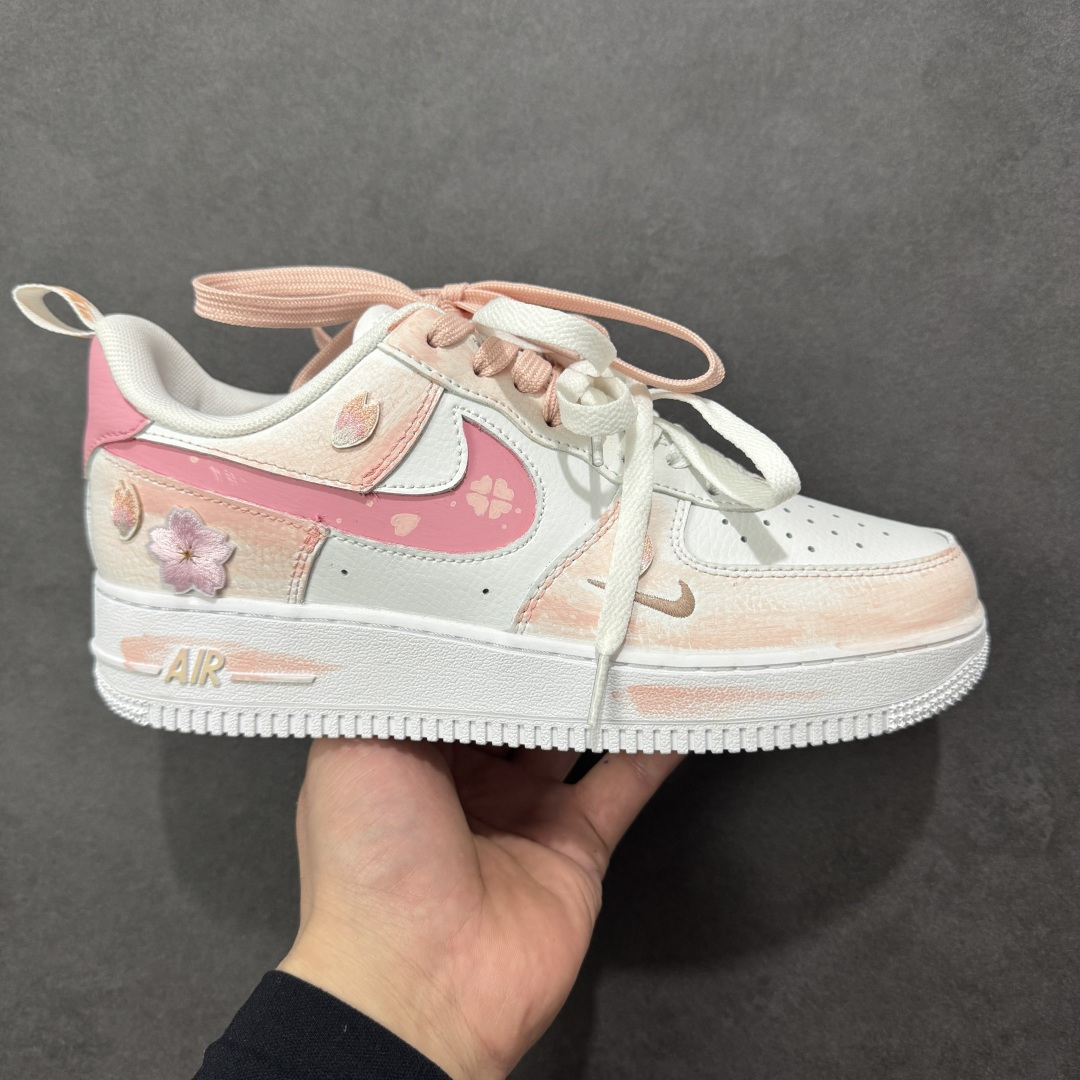 【定制版】手绘涂鸦“春野樱序”Nike Air Force 1 “Spring Wild Cherry Prelude”空军一号定制板鞋 把春日樱花揉进鞋型里，这双 “春野樱序” 是少女感与复古调的温柔碰撞。雾青、樱粉与奶白晕染出春日郊野的松弛色调，鞋身立体樱花贴饰、勾边处的花瓣暗纹，像刚落上鞋的春樱余韵；做旧中底的浅棕渍迹，又添了几分 “踏过落樱小径” 的随性质感 货号：FB8971-007 尺码： 36 36.5 37.5 38 38.5 39 40 40.5 41 42 42.5 43 44 44.5 45 编码：HXSA310320-选品中心