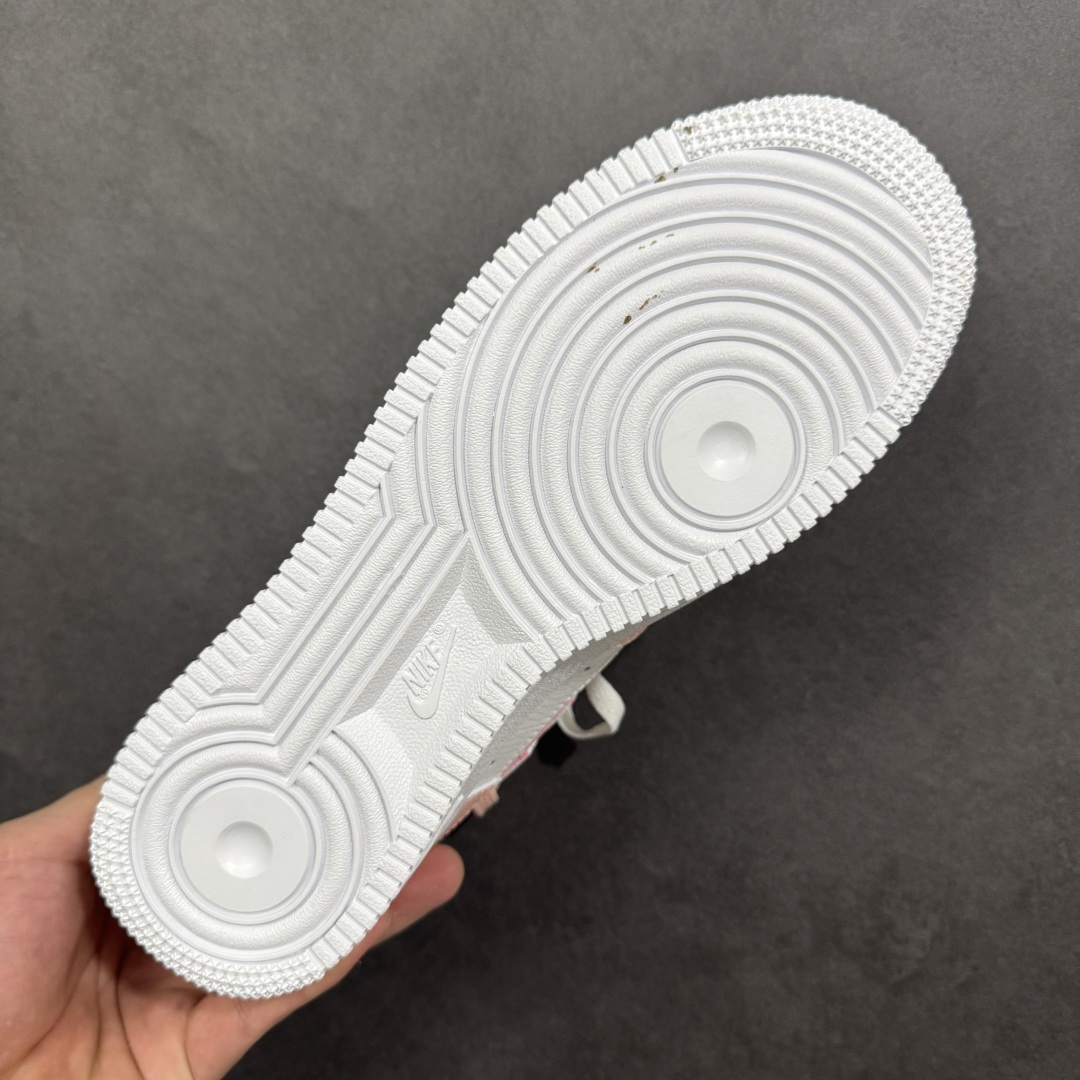 图片[9]-【定制版】手绘涂鸦“春野樱序”Nike Air Force 1 “Spring Wild Cherry Prelude”空军一号定制板鞋 把春日樱花揉进鞋型里，这双 “春野樱序” 是少女感与复古调的温柔碰撞。雾青、樱粉与奶白晕染出春日郊野的松弛色调，鞋身立体樱花贴饰、勾边处的花瓣暗纹，像刚落上鞋的春樱余韵；做旧中底的浅棕渍迹，又添了几分 “踏过落樱小径” 的随性质感 货号：FB8971-007 尺码： 36 36.5 37.5 38 38.5 39 40 40.5 41 42 42.5 43 44 44.5 45 编码：HXSA310320-选品中心