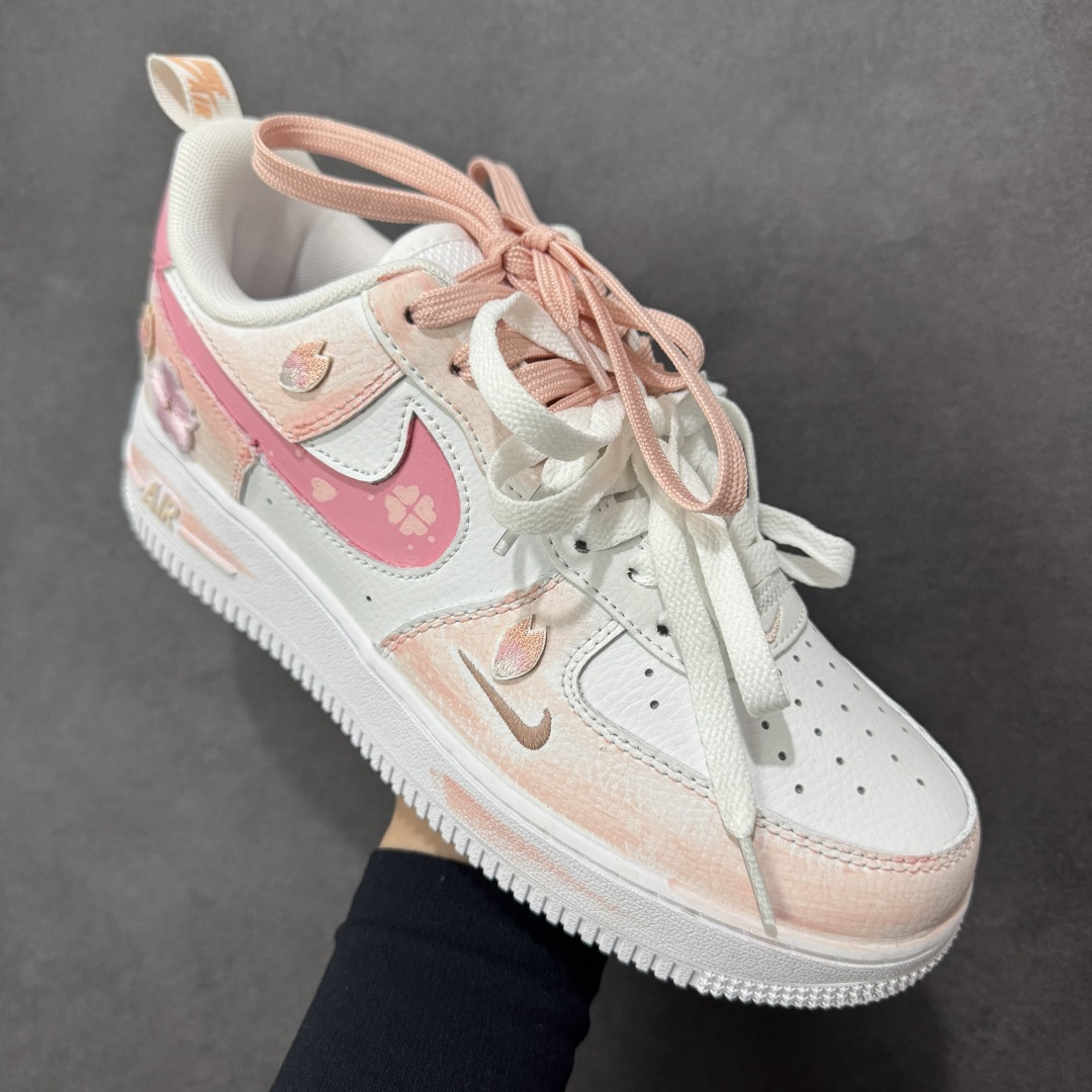 图片[3]-【定制版】手绘涂鸦“春野樱序”Nike Air Force 1 “Spring Wild Cherry Prelude”空军一号定制板鞋 把春日樱花揉进鞋型里，这双 “春野樱序” 是少女感与复古调的温柔碰撞。雾青、樱粉与奶白晕染出春日郊野的松弛色调，鞋身立体樱花贴饰、勾边处的花瓣暗纹，像刚落上鞋的春樱余韵；做旧中底的浅棕渍迹，又添了几分 “踏过落樱小径” 的随性质感 货号：FB8971-007 尺码： 36 36.5 37.5 38 38.5 39 40 40.5 41 42 42.5 43 44 44.5 45 编码：HXSA310320-选品中心