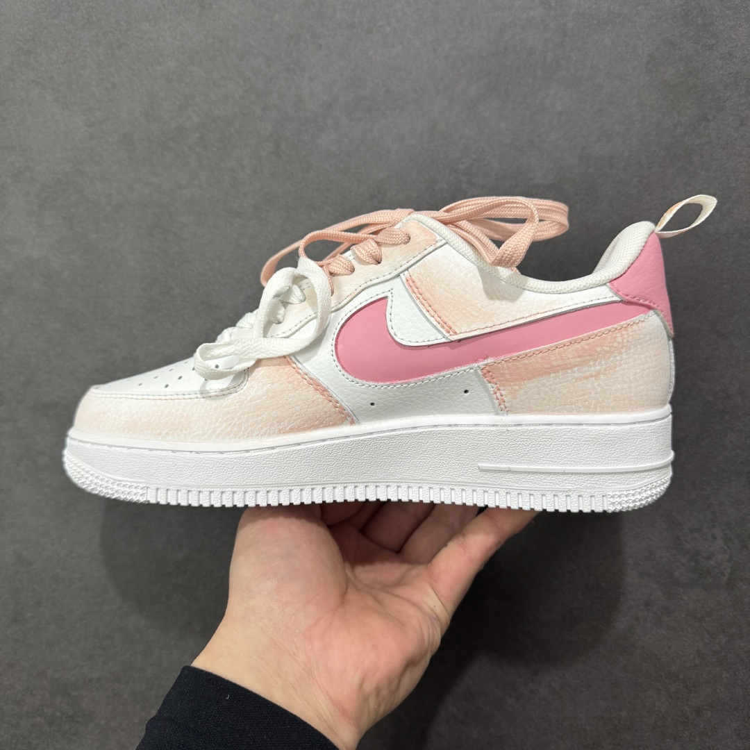 图片[2]-【定制版】手绘涂鸦“春野樱序”Nike Air Force 1 “Spring Wild Cherry Prelude”空军一号定制板鞋 把春日樱花揉进鞋型里，这双 “春野樱序” 是少女感与复古调的温柔碰撞。雾青、樱粉与奶白晕染出春日郊野的松弛色调，鞋身立体樱花贴饰、勾边处的花瓣暗纹，像刚落上鞋的春樱余韵；做旧中底的浅棕渍迹，又添了几分 “踏过落樱小径” 的随性质感 货号：FB8971-007 尺码： 36 36.5 37.5 38 38.5 39 40 40.5 41 42 42.5 43 44 44.5 45 编码：HXSA310320-选品中心