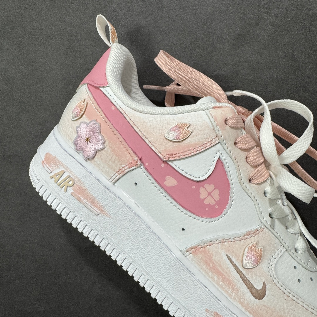 图片[6]-【定制版】手绘涂鸦“春野樱序”Nike Air Force 1 “Spring Wild Cherry Prelude”空军一号定制板鞋 把春日樱花揉进鞋型里，这双 “春野樱序” 是少女感与复古调的温柔碰撞。雾青、樱粉与奶白晕染出春日郊野的松弛色调，鞋身立体樱花贴饰、勾边处的花瓣暗纹，像刚落上鞋的春樱余韵；做旧中底的浅棕渍迹，又添了几分 “踏过落樱小径” 的随性质感 货号：FB8971-007 尺码： 36 36.5 37.5 38 38.5 39 40 40.5 41 42 42.5 43 44 44.5 45 编码：HXSA310320-选品中心