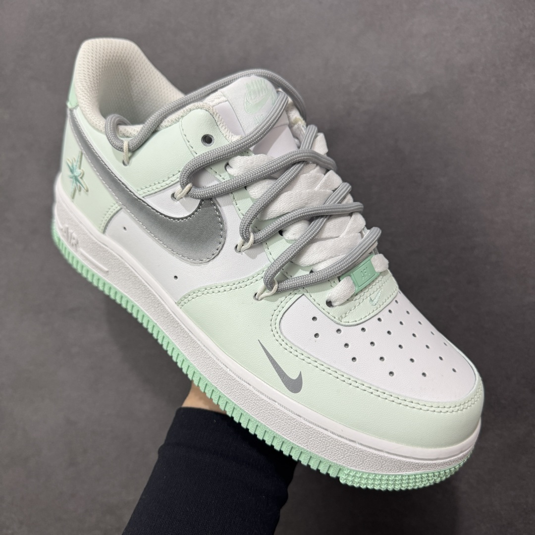 图片[3]-【定制版】“云屿清风”订制空军一号板鞋 该定制版球鞋选用原鞋款为Nike Air Force 1\’07空军一号，鞋身以薄荷绿为主调，搭配灰色拼接，鞋侧有星形刺绣装饰，鞋头处还点缀了迷你小勾，外底边缘的薄荷绿与鞋身色彩呼应，细节感拉满。 货号：XX7981-476 尺码： 39 40 40.5 41 42 42.5 43 44 44.5 45 编码：HXSA310320-选品中心