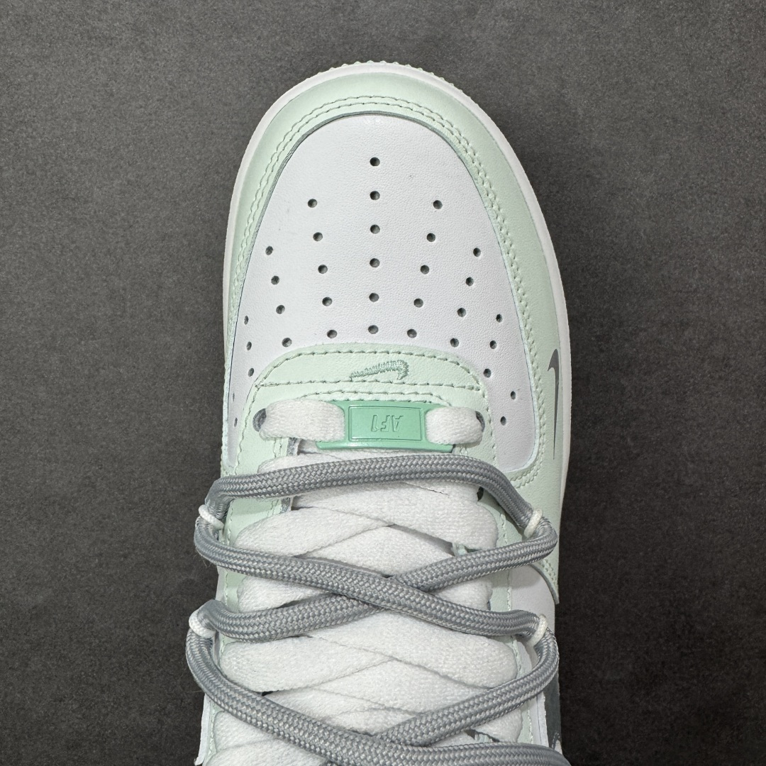 图片[8]-【定制版】“云屿清风”订制空军一号板鞋 该定制版球鞋选用原鞋款为Nike Air Force 1\’07空军一号，鞋身以薄荷绿为主调，搭配灰色拼接，鞋侧有星形刺绣装饰，鞋头处还点缀了迷你小勾，外底边缘的薄荷绿与鞋身色彩呼应，细节感拉满。 货号：XX7981-476 尺码： 39 40 40.5 41 42 42.5 43 44 44.5 45 编码：HXSA310320-选品中心