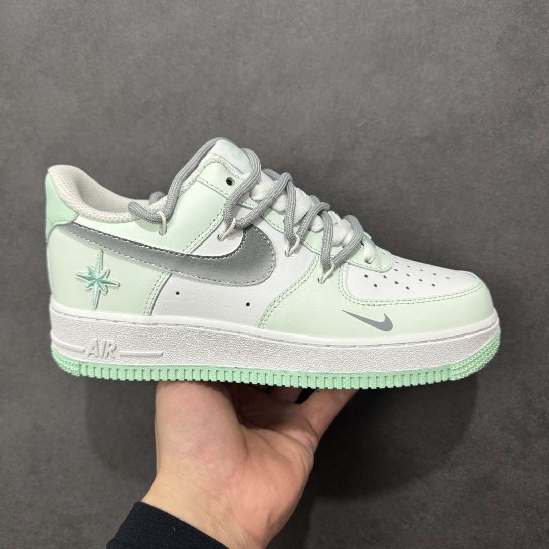 【定制版】“云屿清风”订制空军一号板鞋 该定制版球鞋选用原鞋款为Nike Air Force 1\'07空军一号,鞋身以薄荷绿为主调,搭配灰色拼接,鞋侧有星形刺绣装饰,鞋头处还点缀了迷你小勾,外底边缘的薄荷绿与鞋身色彩呼应,细节感拉满。 货号:XX7981-476 尺码: 39 40 40.5 41 42 42.5 43 44 44.5 45 编码:HXSA310320-选品中心