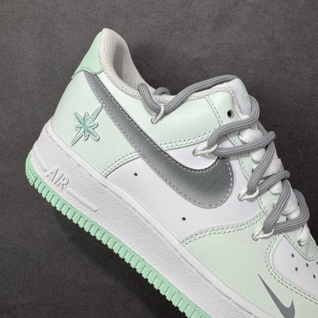 图片[6]-【定制版】“云屿清风”订制空军一号板鞋 该定制版球鞋选用原鞋款为Nike Air Force 1\’07空军一号，鞋身以薄荷绿为主调，搭配灰色拼接，鞋侧有星形刺绣装饰，鞋头处还点缀了迷你小勾，外底边缘的薄荷绿与鞋身色彩呼应，细节感拉满。 货号：XX7981-476 尺码： 39 40 40.5 41 42 42.5 43 44 44.5 45 编码：HXSA310320-选品中心