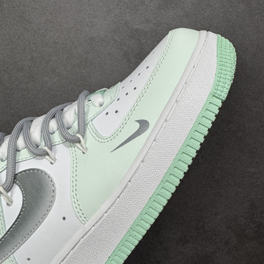 图片[5]-【定制版】“云屿清风”订制空军一号板鞋 该定制版球鞋选用原鞋款为Nike Air Force 1\’07空军一号，鞋身以薄荷绿为主调，搭配灰色拼接，鞋侧有星形刺绣装饰，鞋头处还点缀了迷你小勾，外底边缘的薄荷绿与鞋身色彩呼应，细节感拉满。 货号：XX7981-476 尺码： 39 40 40.5 41 42 42.5 43 44 44.5 45 编码：HXSA310320-选品中心
