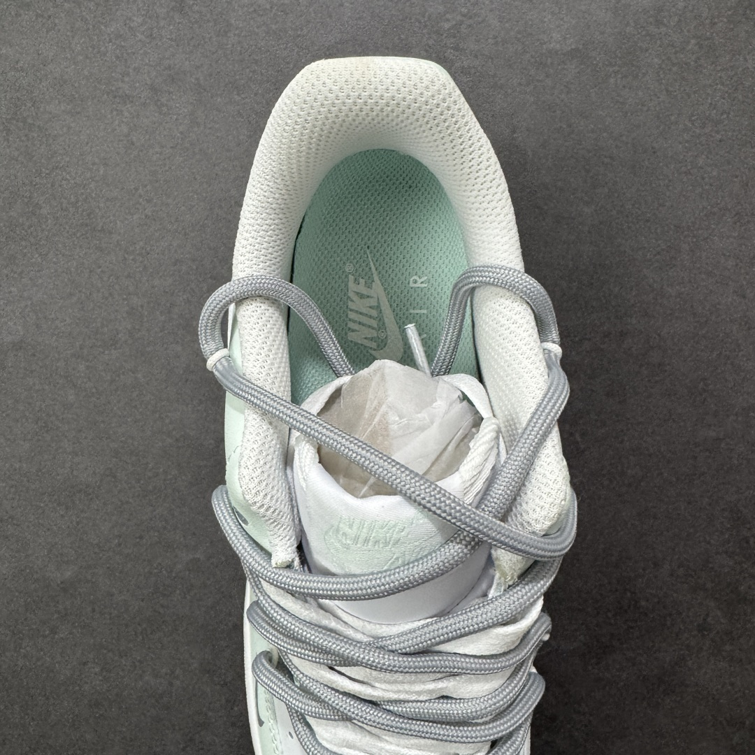 图片[7]-【定制版】“云屿清风”订制空军一号板鞋 该定制版球鞋选用原鞋款为Nike Air Force 1\’07空军一号，鞋身以薄荷绿为主调，搭配灰色拼接，鞋侧有星形刺绣装饰，鞋头处还点缀了迷你小勾，外底边缘的薄荷绿与鞋身色彩呼应，细节感拉满。 货号：XX7981-476 尺码： 39 40 40.5 41 42 42.5 43 44 44.5 45 编码：HXSA310320-选品中心