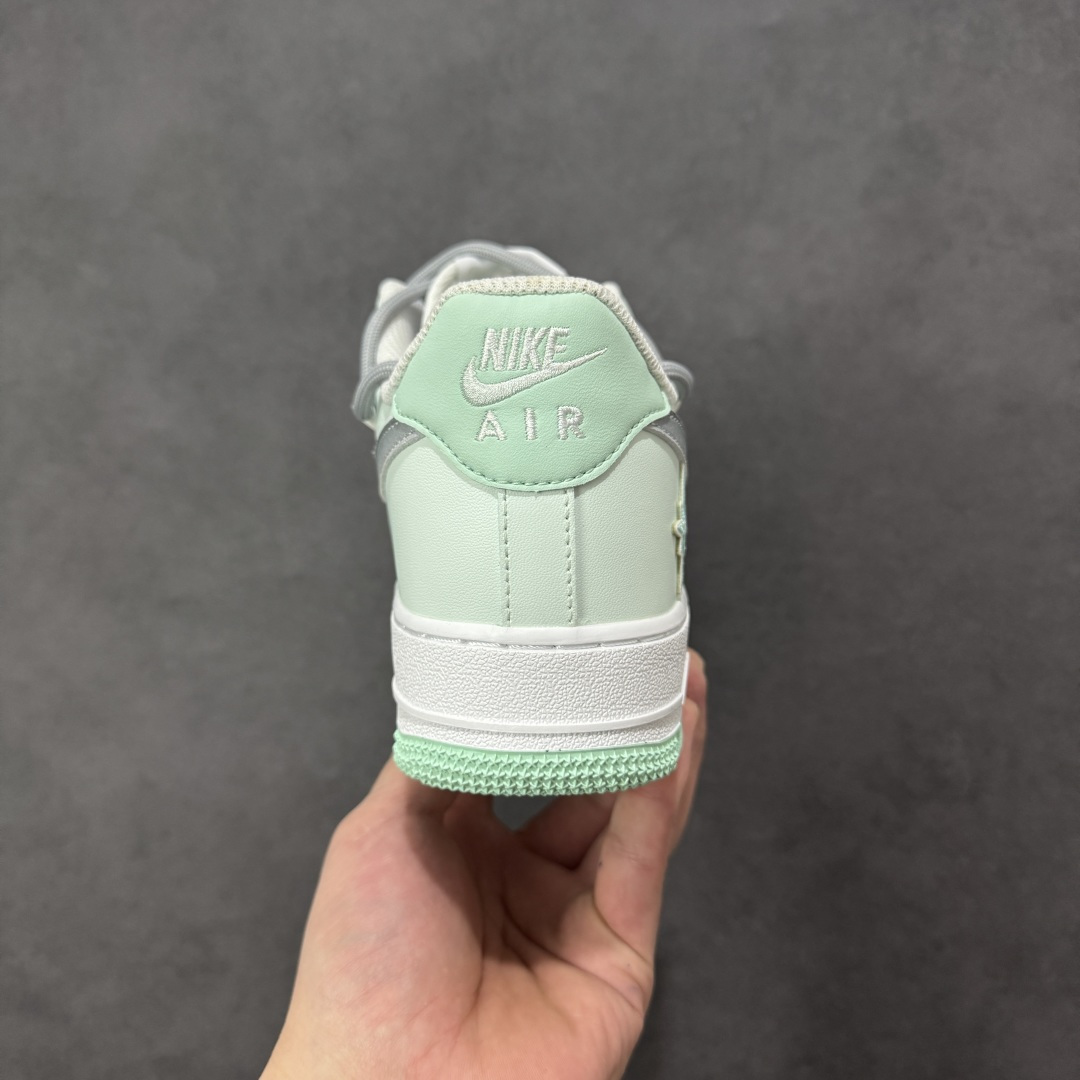 图片[4]-【定制版】“云屿清风”订制空军一号板鞋 该定制版球鞋选用原鞋款为Nike Air Force 1\’07空军一号，鞋身以薄荷绿为主调，搭配灰色拼接，鞋侧有星形刺绣装饰，鞋头处还点缀了迷你小勾，外底边缘的薄荷绿与鞋身色彩呼应，细节感拉满。 货号：XX7981-476 尺码： 39 40 40.5 41 42 42.5 43 44 44.5 45 编码：HXSA310320-选品中心