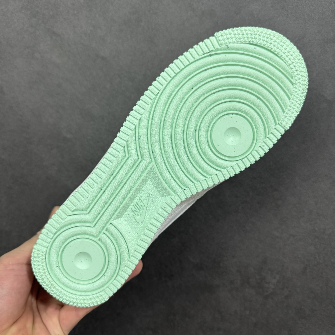 图片[9]-【定制版】“云屿清风”订制空军一号板鞋 该定制版球鞋选用原鞋款为Nike Air Force 1\’07空军一号，鞋身以薄荷绿为主调，搭配灰色拼接，鞋侧有星形刺绣装饰，鞋头处还点缀了迷你小勾，外底边缘的薄荷绿与鞋身色彩呼应，细节感拉满。 货号：XX7981-476 尺码： 39 40 40.5 41 42 42.5 43 44 44.5 45 编码：HXSA310320-选品中心