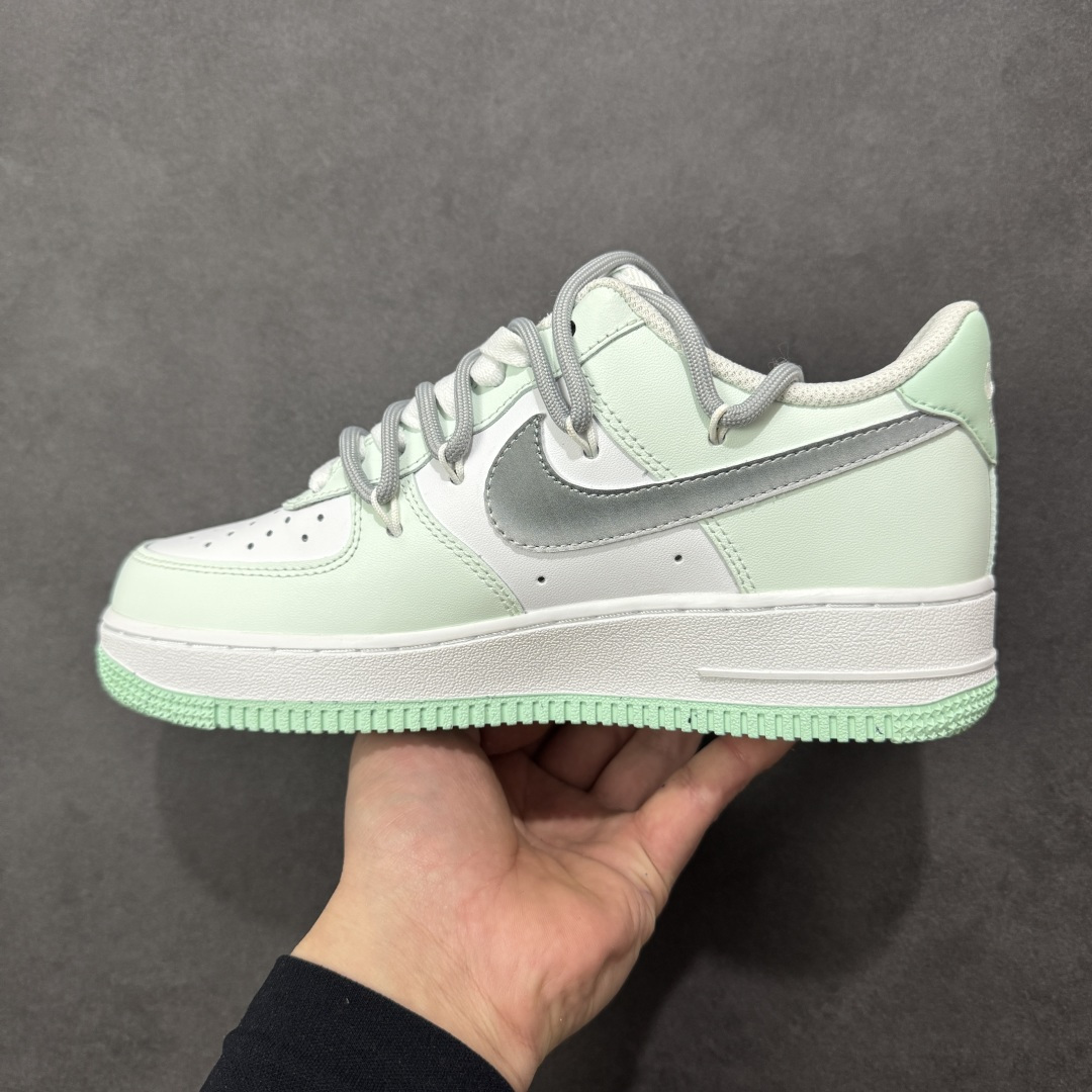 图片[2]-【定制版】“云屿清风”订制空军一号板鞋 该定制版球鞋选用原鞋款为Nike Air Force 1\’07空军一号，鞋身以薄荷绿为主调，搭配灰色拼接，鞋侧有星形刺绣装饰，鞋头处还点缀了迷你小勾，外底边缘的薄荷绿与鞋身色彩呼应，细节感拉满。 货号：XX7981-476 尺码： 39 40 40.5 41 42 42.5 43 44 44.5 45 编码：HXSA310320-选品中心